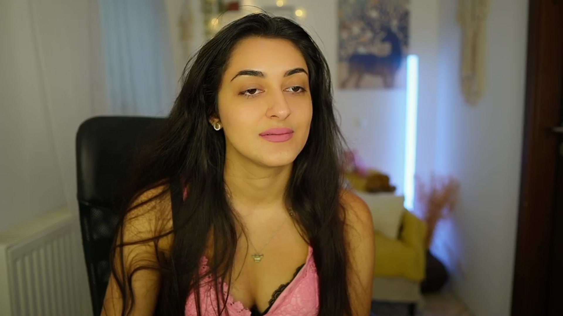 Gallery image thumbnail from Frida_Sante18's myfreecams stream on, 06/24/2024, 16:33 image 4 of 20