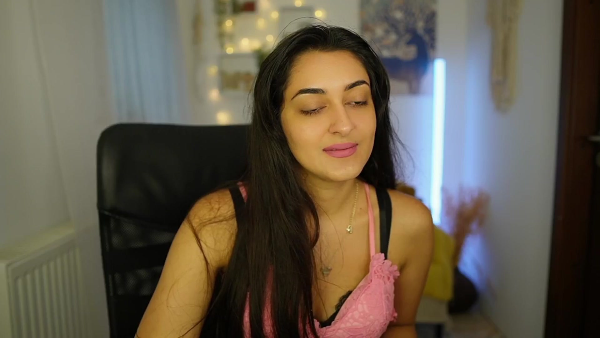 Gallery image thumbnail from Frida_Sante18's myfreecams stream on, 06/24/2024, 16:33 image 13 of 20