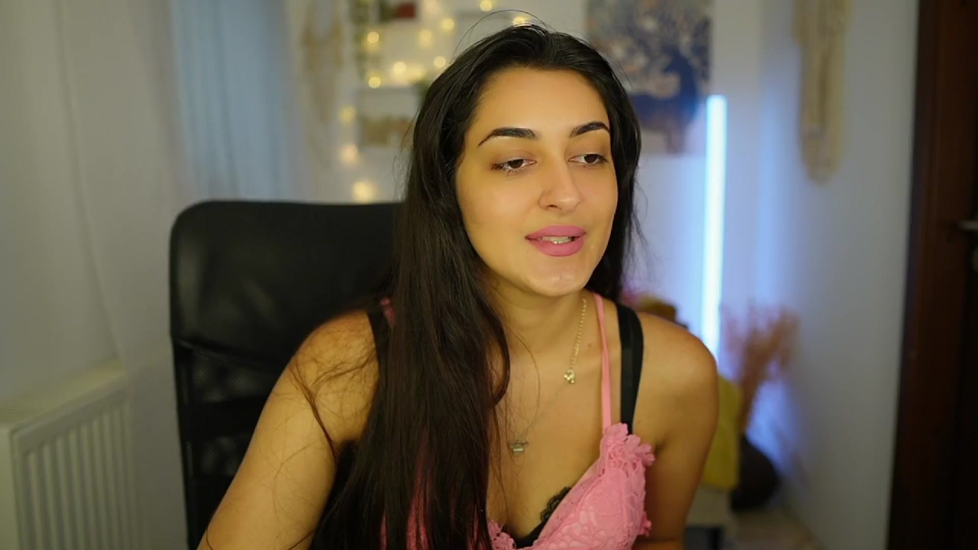 Gallery image thumbnail from Frida_Sante18's myfreecams stream on, 06/24/2024, 16:33 image 12 of 20