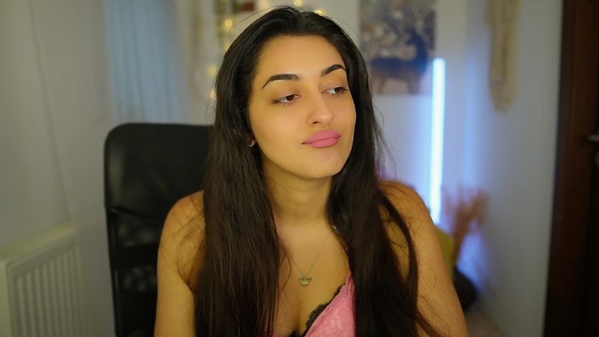 Gallery image thumbnail from Frida_Sante18's myfreecams stream on, 06/24/2024, 16:33 image 3 of 20
