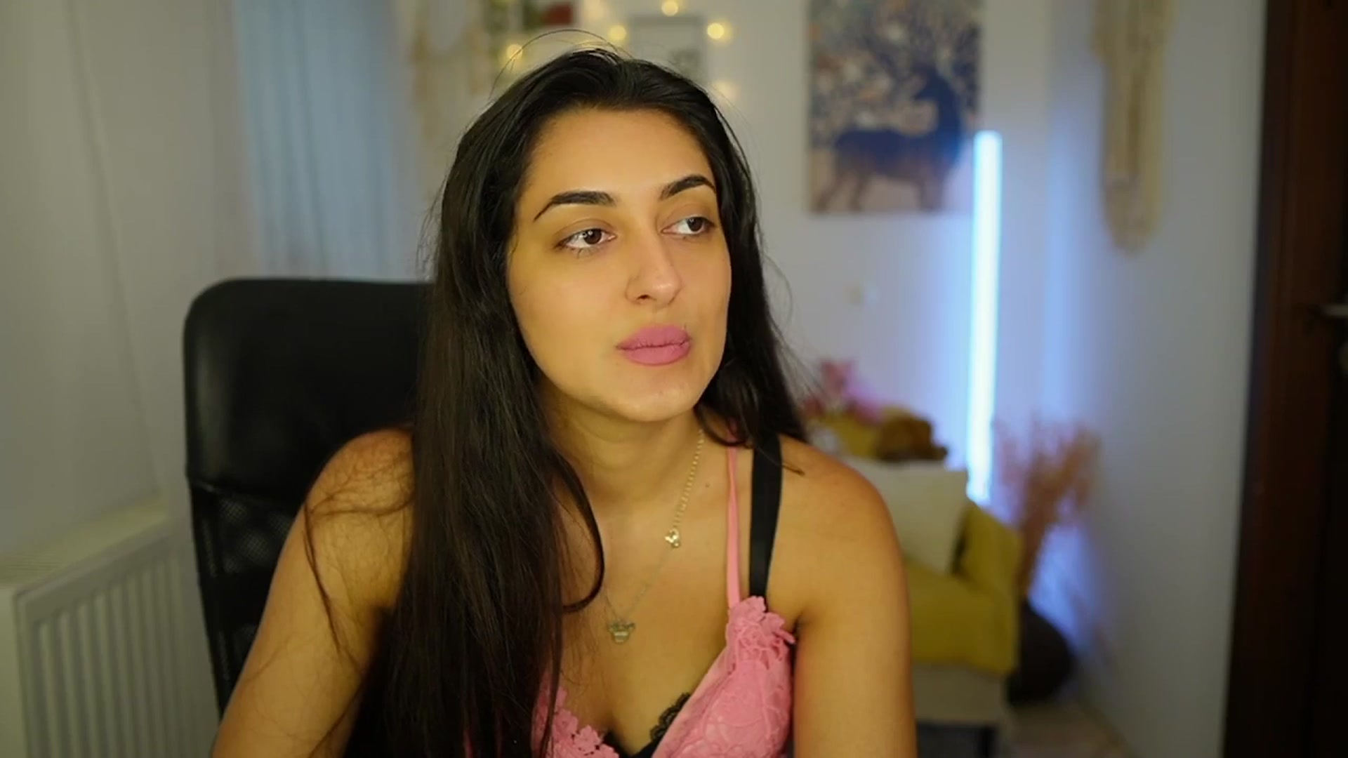 Gallery image thumbnail from Frida_Sante18's myfreecams stream on, 06/24/2024, 16:33 image 14 of 20