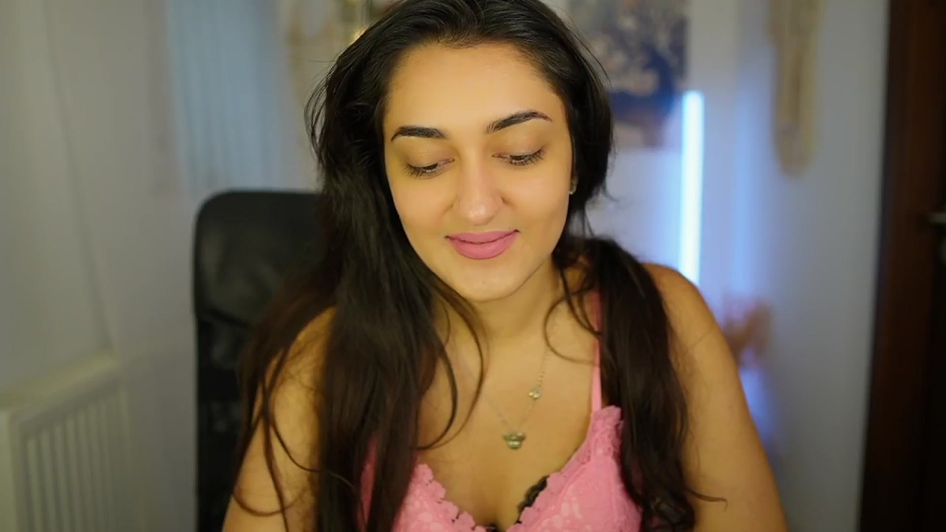 Gallery image thumbnail from Frida_Sante18's myfreecams stream on, 06/24/2024, 16:33 image 20 of 20