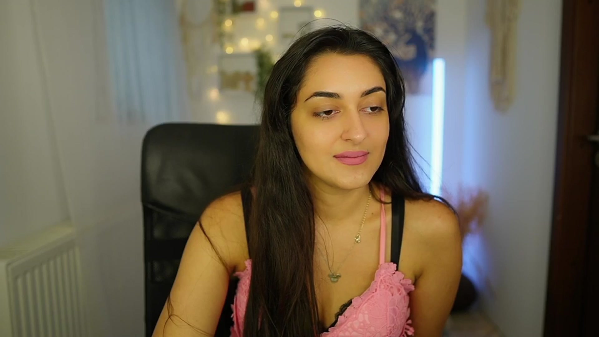 Gallery image thumbnail from Frida_Sante18's myfreecams stream on, 06/24/2024, 16:33 image 19 of 20