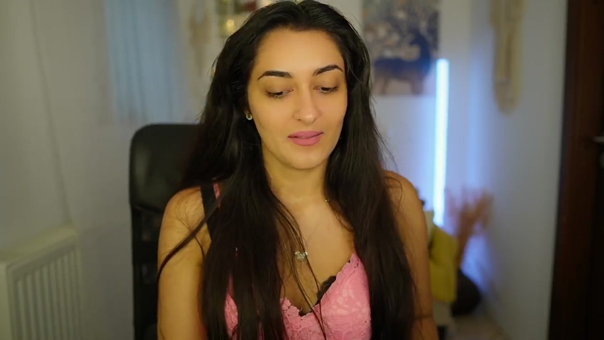 Gallery image thumbnail from Frida_Sante18's myfreecams stream on, 06/24/2024, 16:33 image 8 of 20