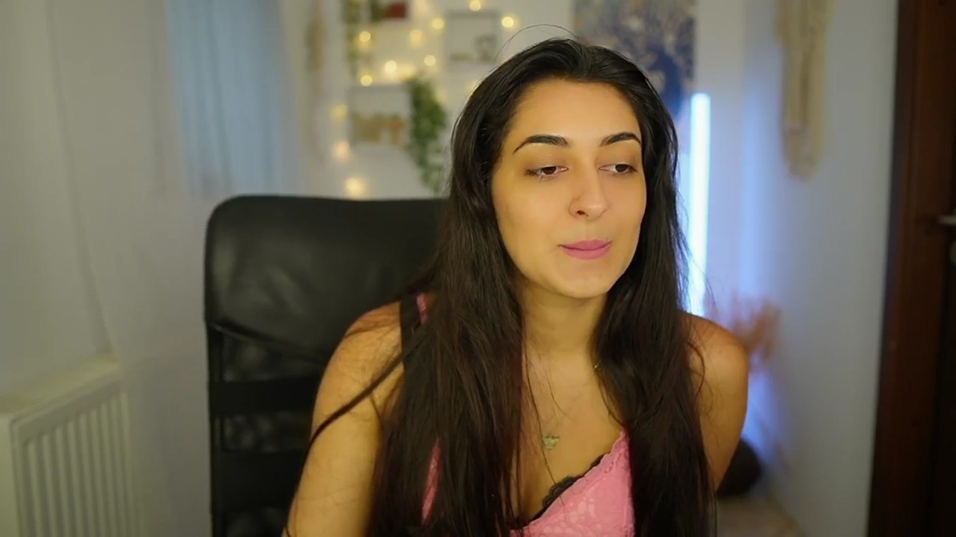Gallery image thumbnail from Frida_Sante18's myfreecams stream on, 06/24/2024, 16:33 image 6 of 20