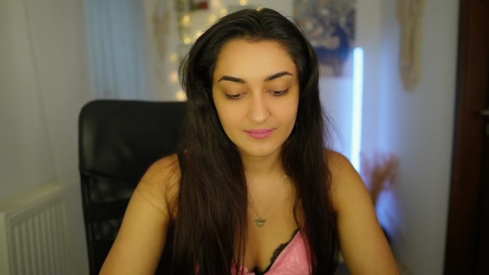 Gallery image thumbnail from Frida_Sante18's myfreecams stream on, 06/24/2024, 16:33 image 2 of 20