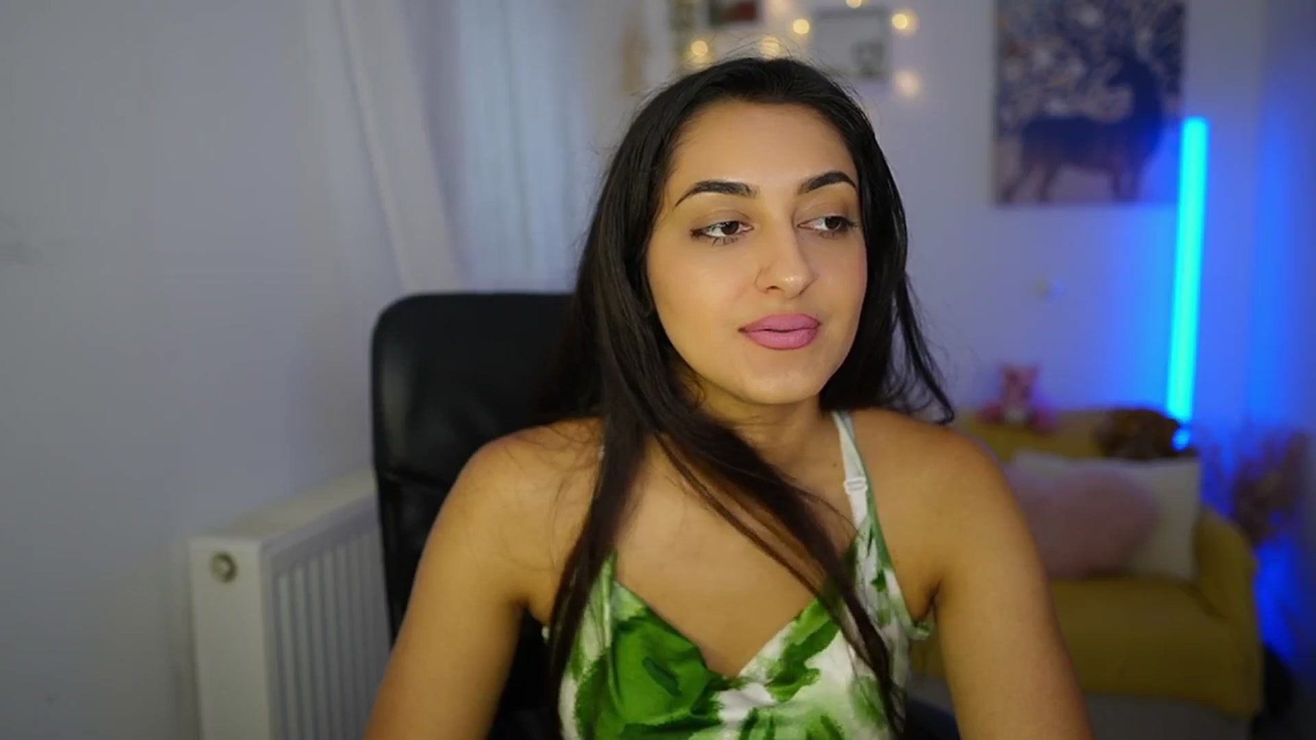 Gallery image thumbnail from Frida_Sante18's myfreecams stream on, 06/25/2024, 14:19 image 9 of 20