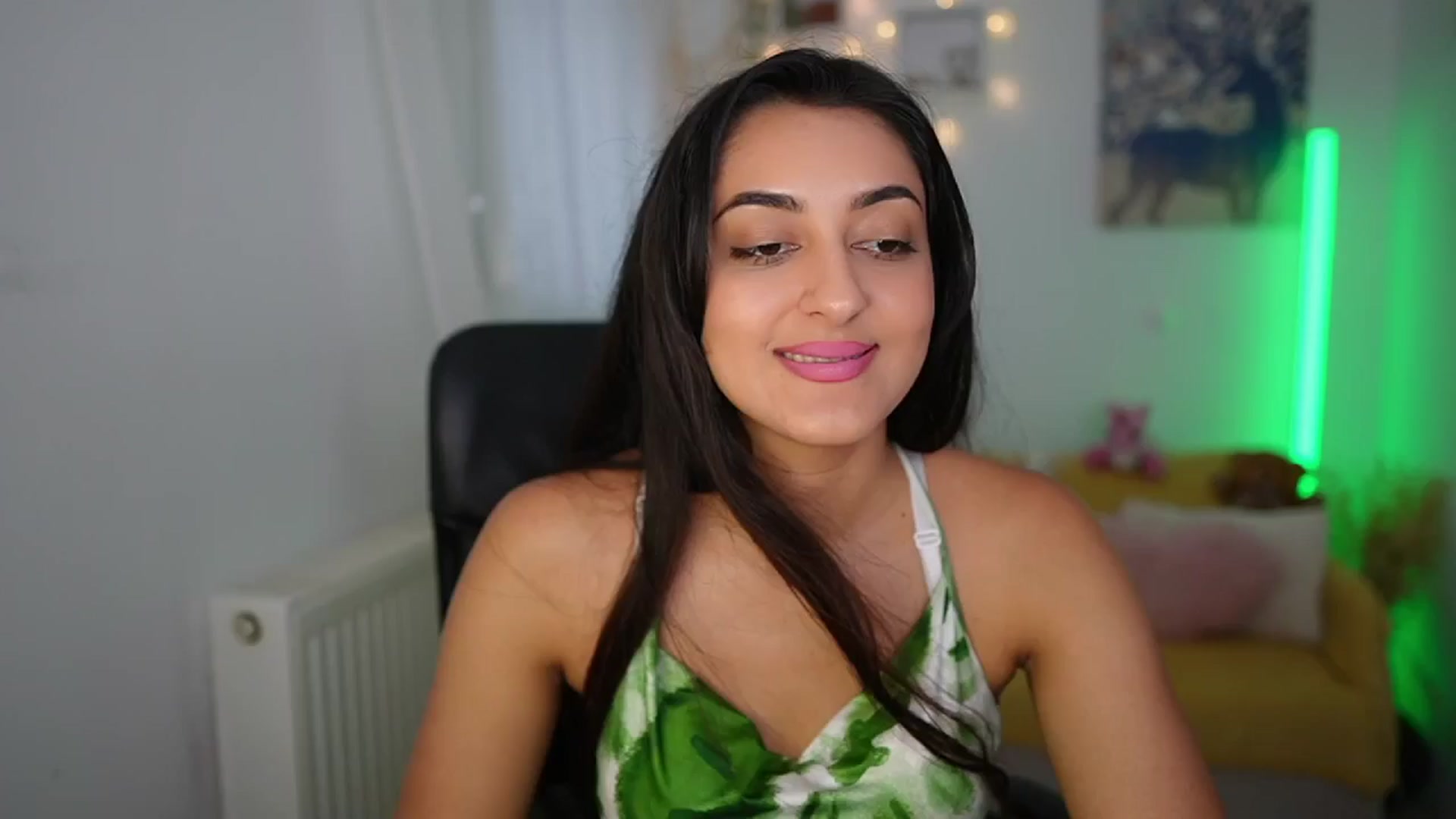 Gallery image thumbnail from Frida_Sante18's myfreecams stream on, 06/25/2024, 14:19 image 13 of 20