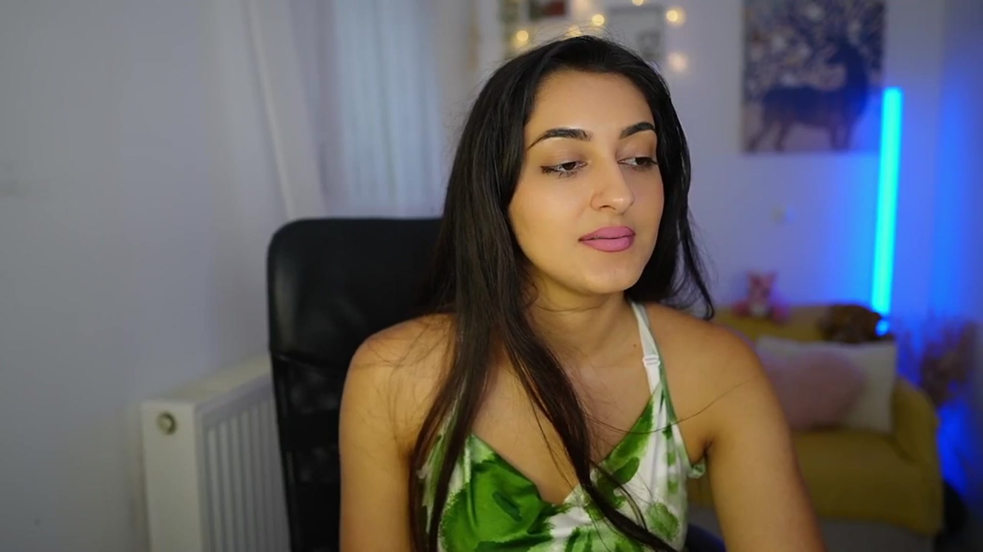 Gallery image thumbnail from Frida_Sante18's myfreecams stream on, 06/25/2024, 14:19 image 8 of 20