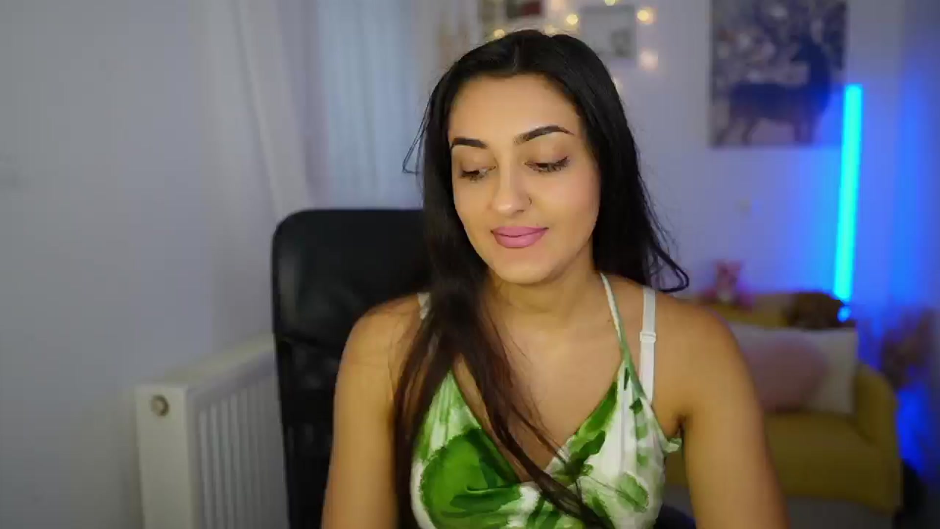 Gallery image thumbnail from Frida_Sante18's myfreecams stream on, 06/25/2024, 14:19 image 5 of 20