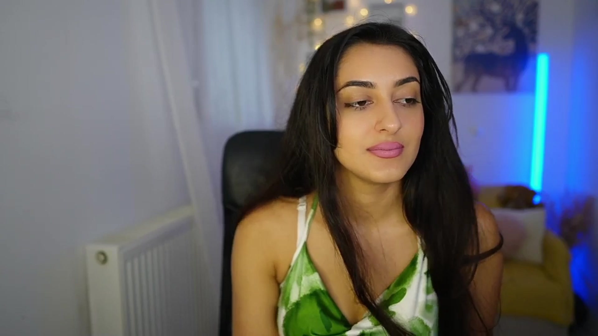 Gallery image thumbnail from Frida_Sante18's myfreecams stream on, 06/25/2024, 14:19 image 18 of 20