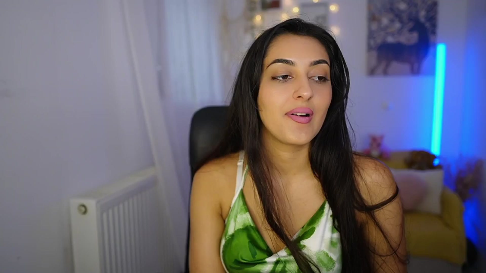 Gallery image thumbnail from Frida_Sante18's myfreecams stream on, 06/25/2024, 14:19 image 17 of 20