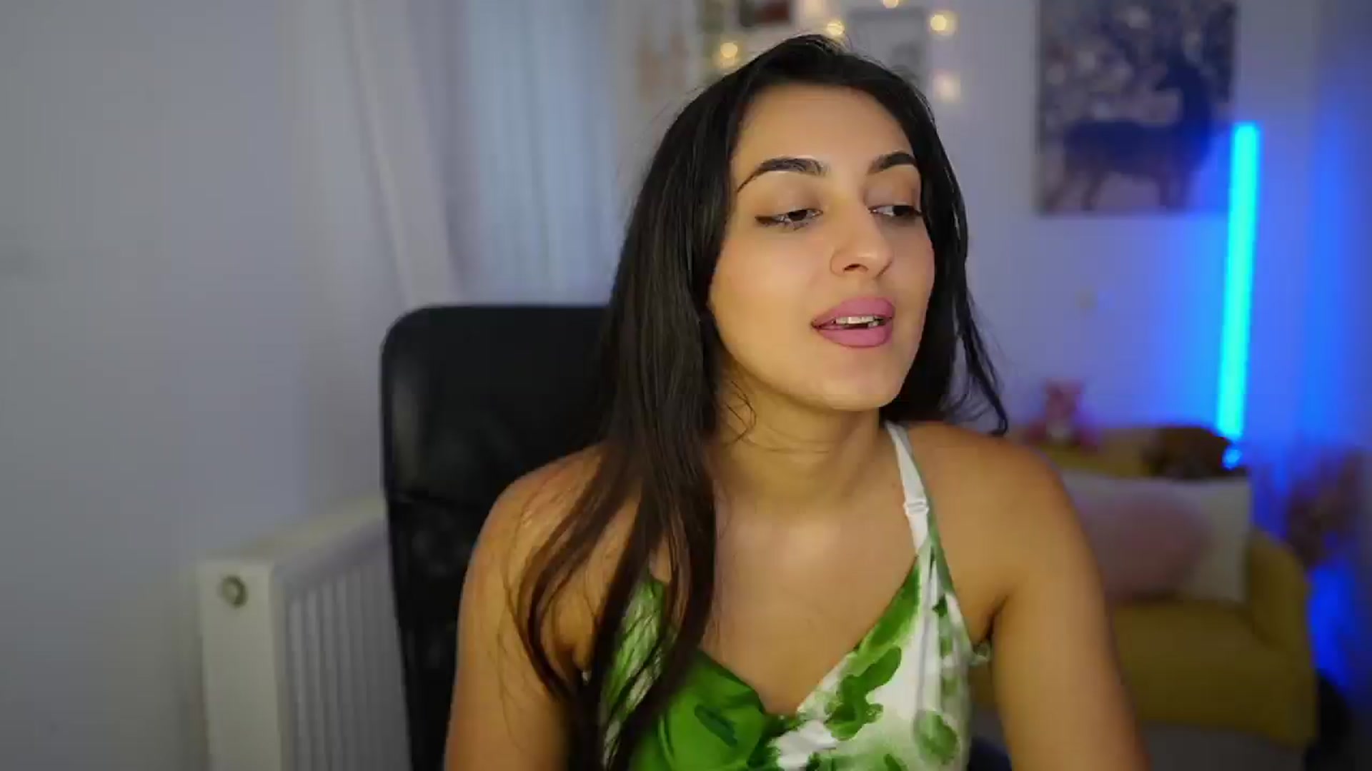 Gallery image thumbnail from Frida_Sante18's myfreecams stream on, 06/25/2024, 14:19 image 6 of 20
