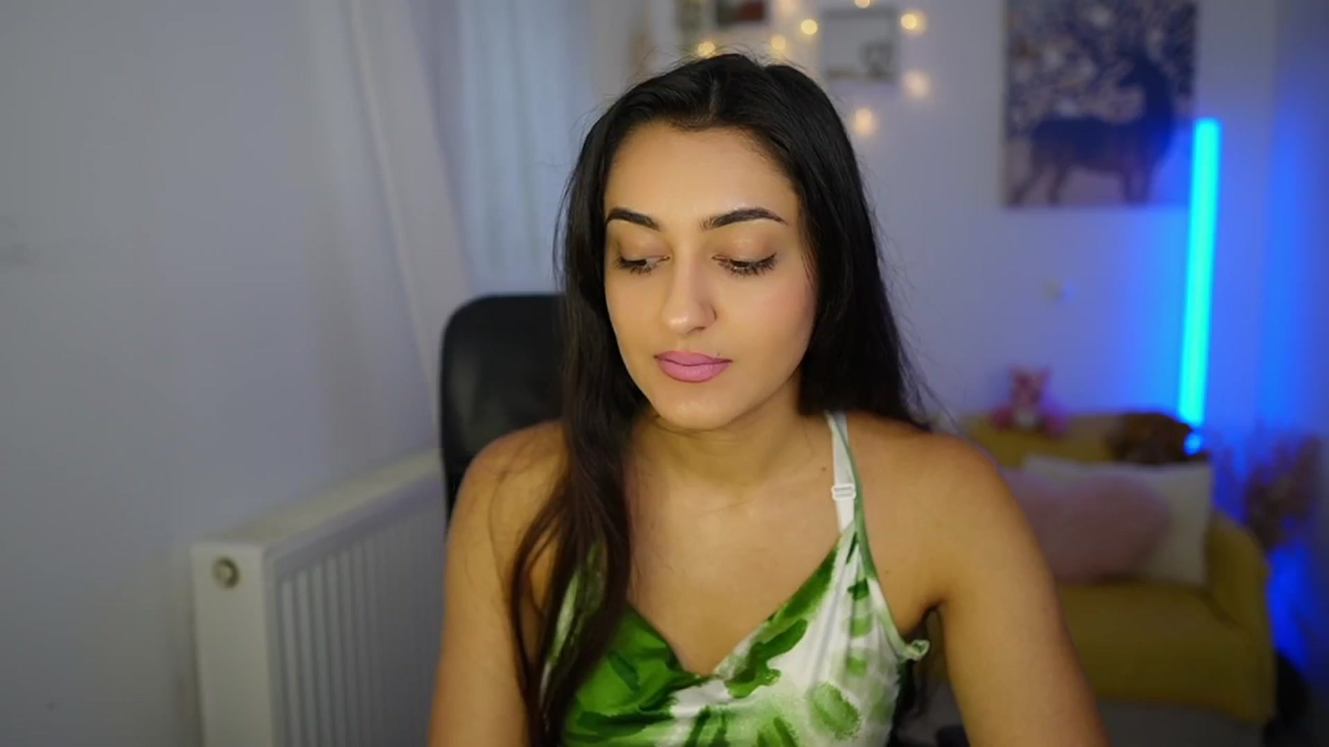 Gallery image thumbnail from Frida_Sante18's myfreecams stream on, 06/25/2024, 14:19 image 7 of 20