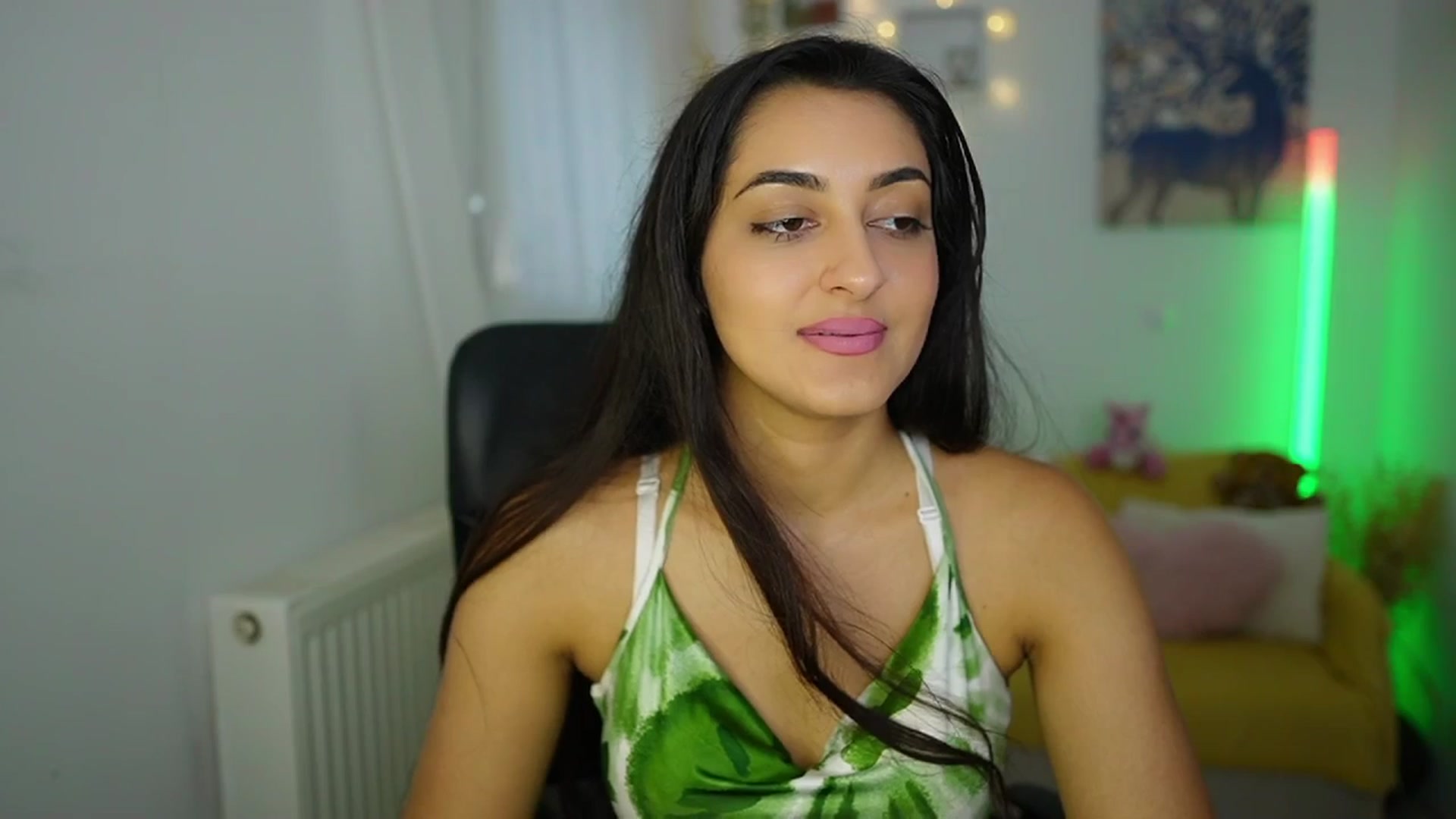 Gallery image thumbnail from Frida_Sante18's myfreecams stream on, 06/25/2024, 14:19 image 15 of 20