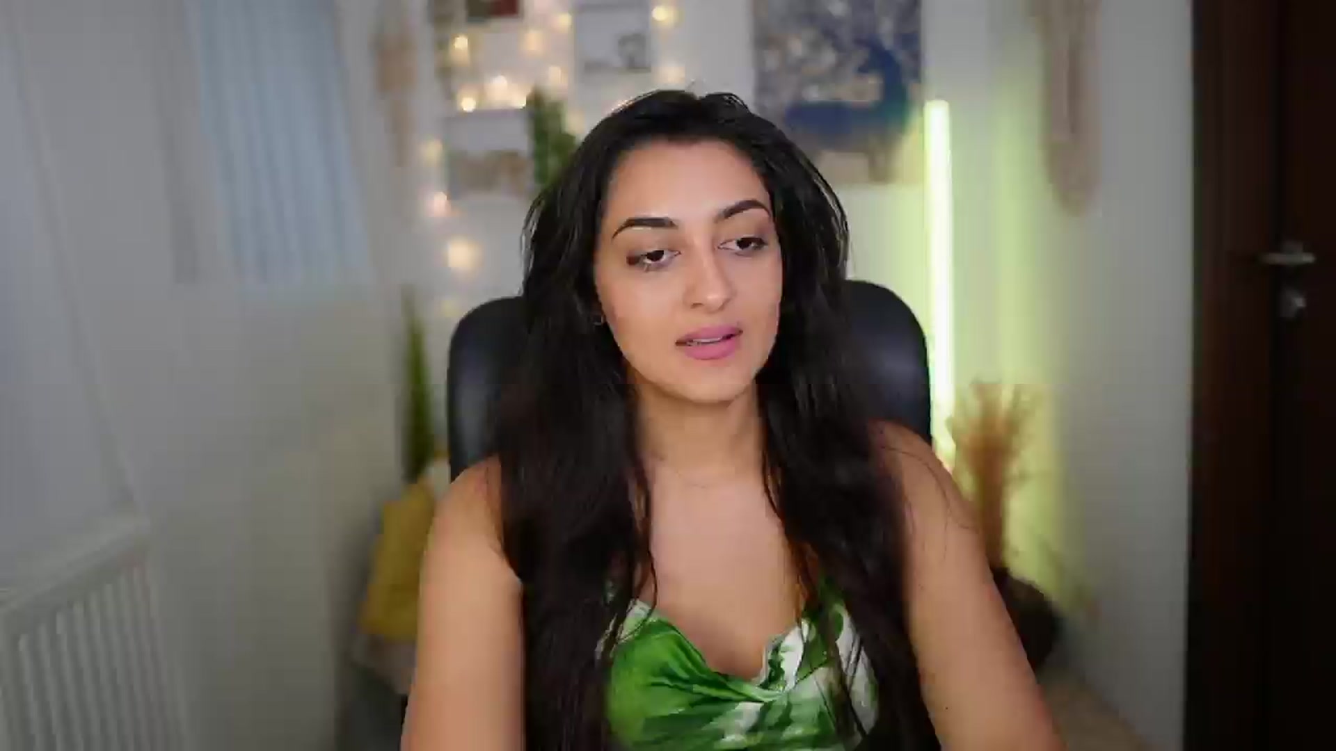 Gallery image thumbnail from Frida_Sante18's myfreecams stream on, 06/25/2024, 18:01 image 2 of 20