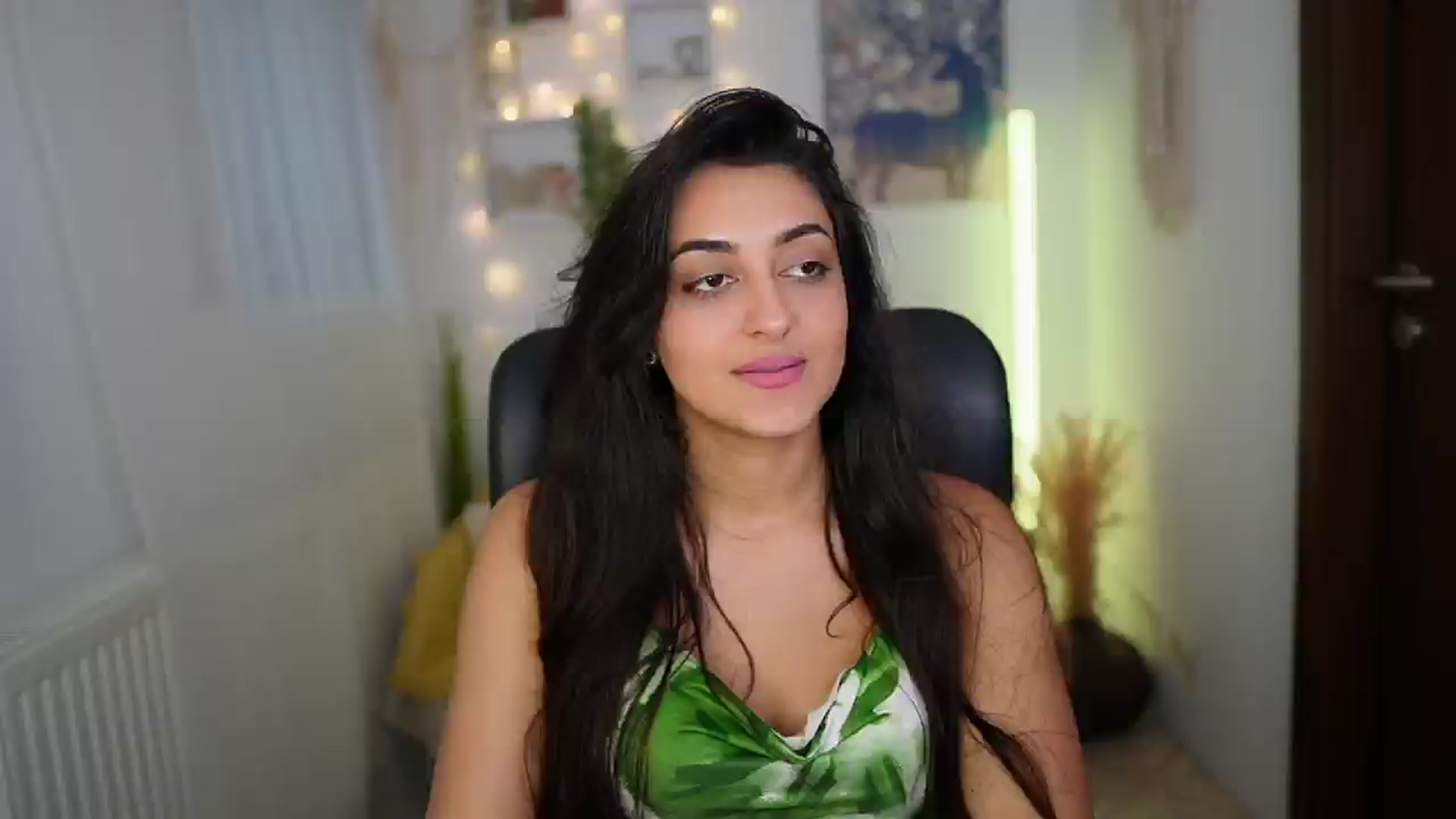 Gallery image thumbnail from Frida_Sante18's myfreecams stream on, 06/25/2024, 18:01 image 9 of 20
