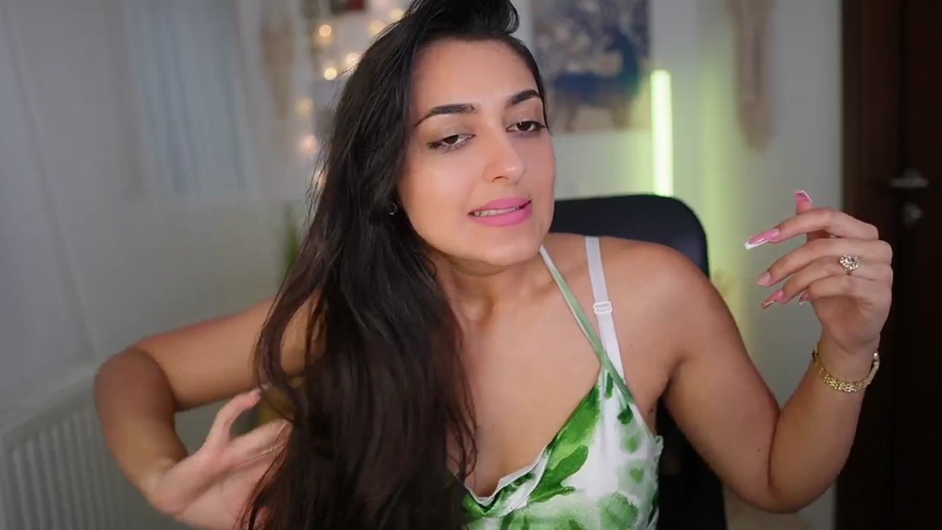 Gallery image thumbnail from Frida_Sante18's myfreecams stream on, 06/25/2024, 18:01 image 20 of 20