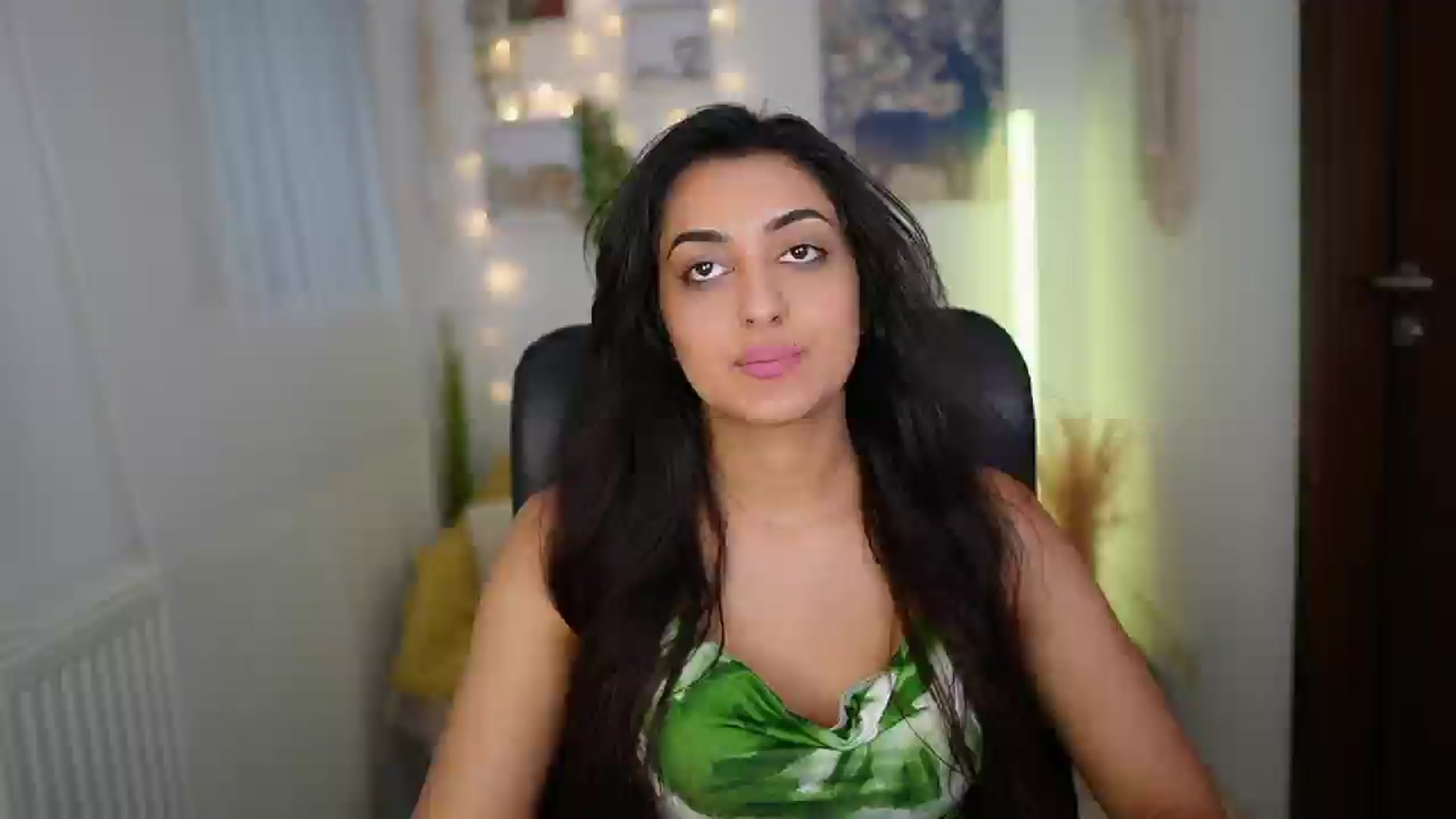 Gallery image thumbnail from Frida_Sante18's myfreecams stream on, 06/25/2024, 18:01 image 3 of 20