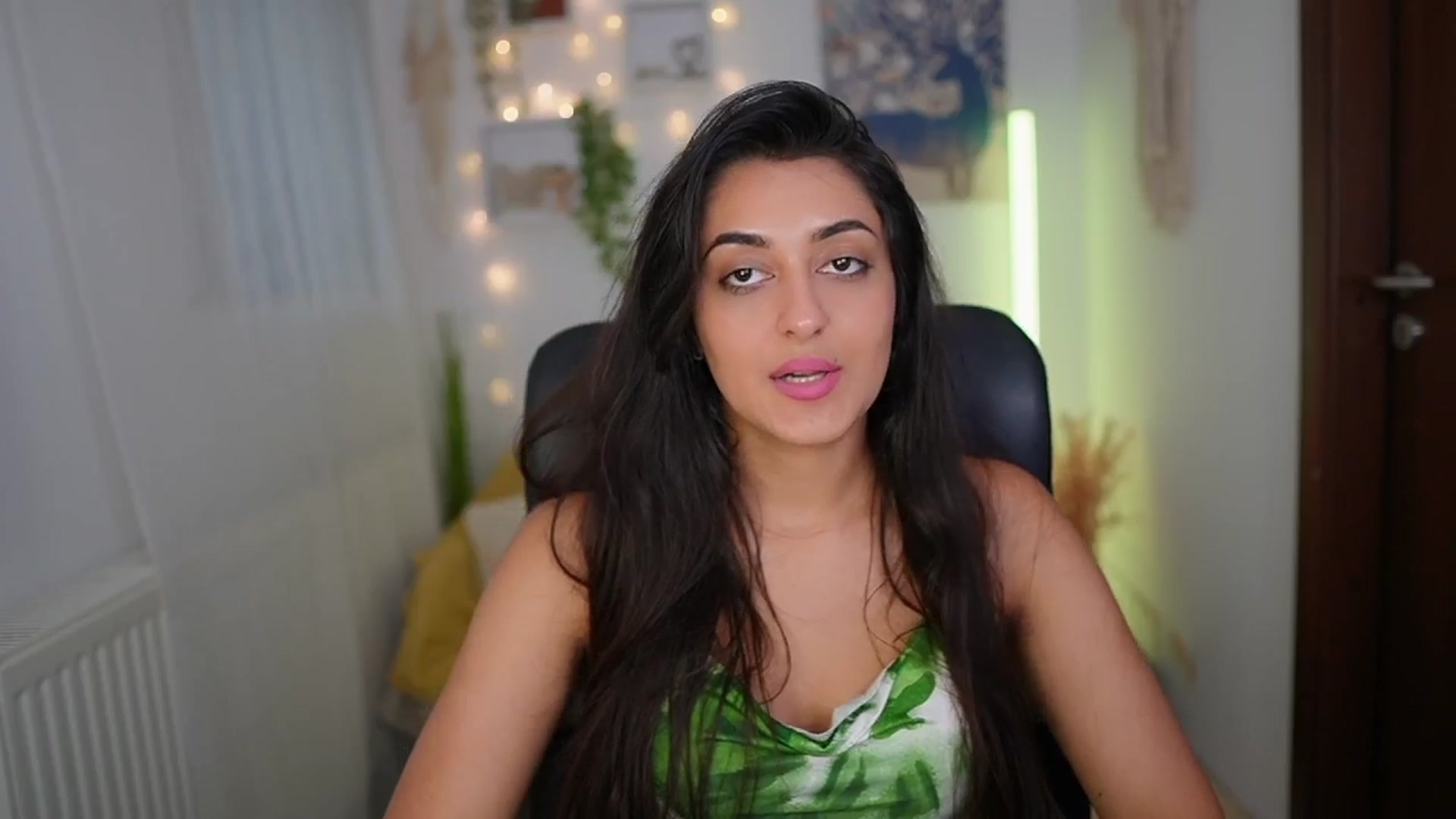 Gallery image thumbnail from Frida_Sante18's myfreecams stream on, 06/25/2024, 18:01 image 18 of 20