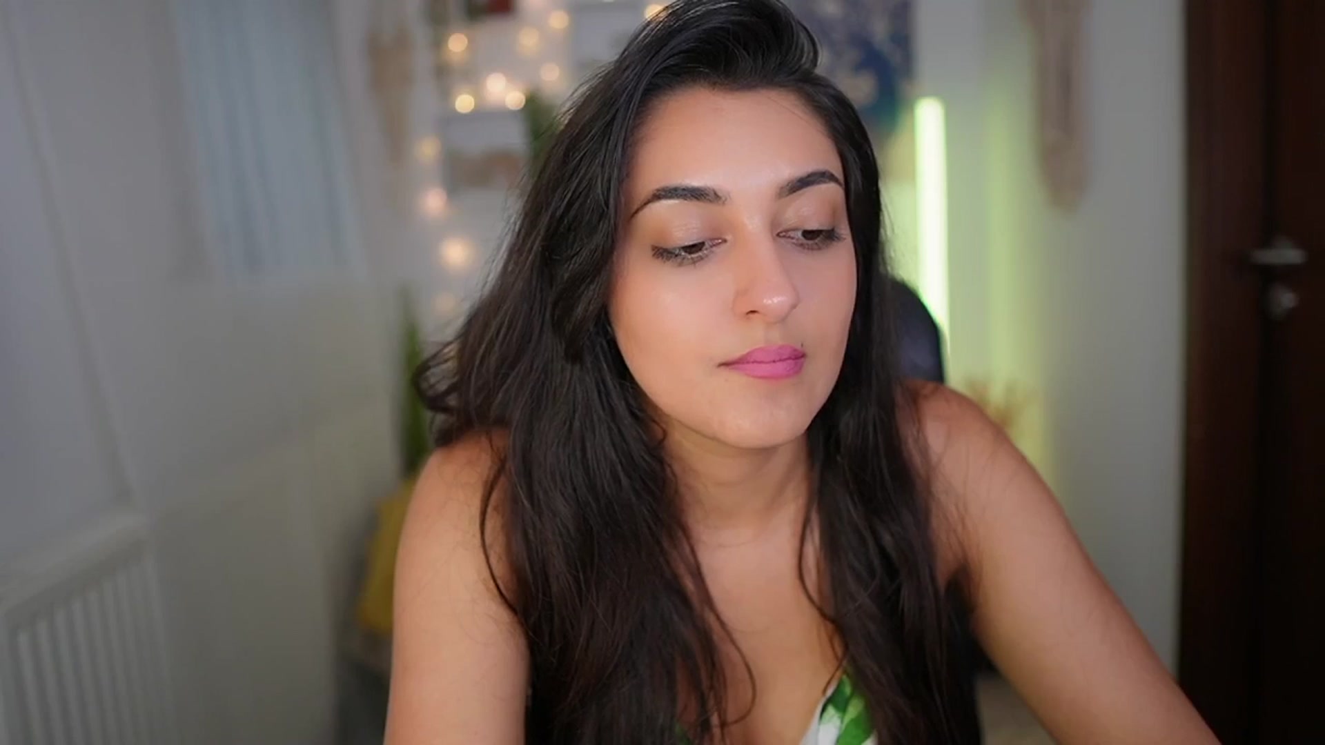 Gallery image thumbnail from Frida_Sante18's myfreecams stream on, 06/25/2024, 18:01 image 16 of 20