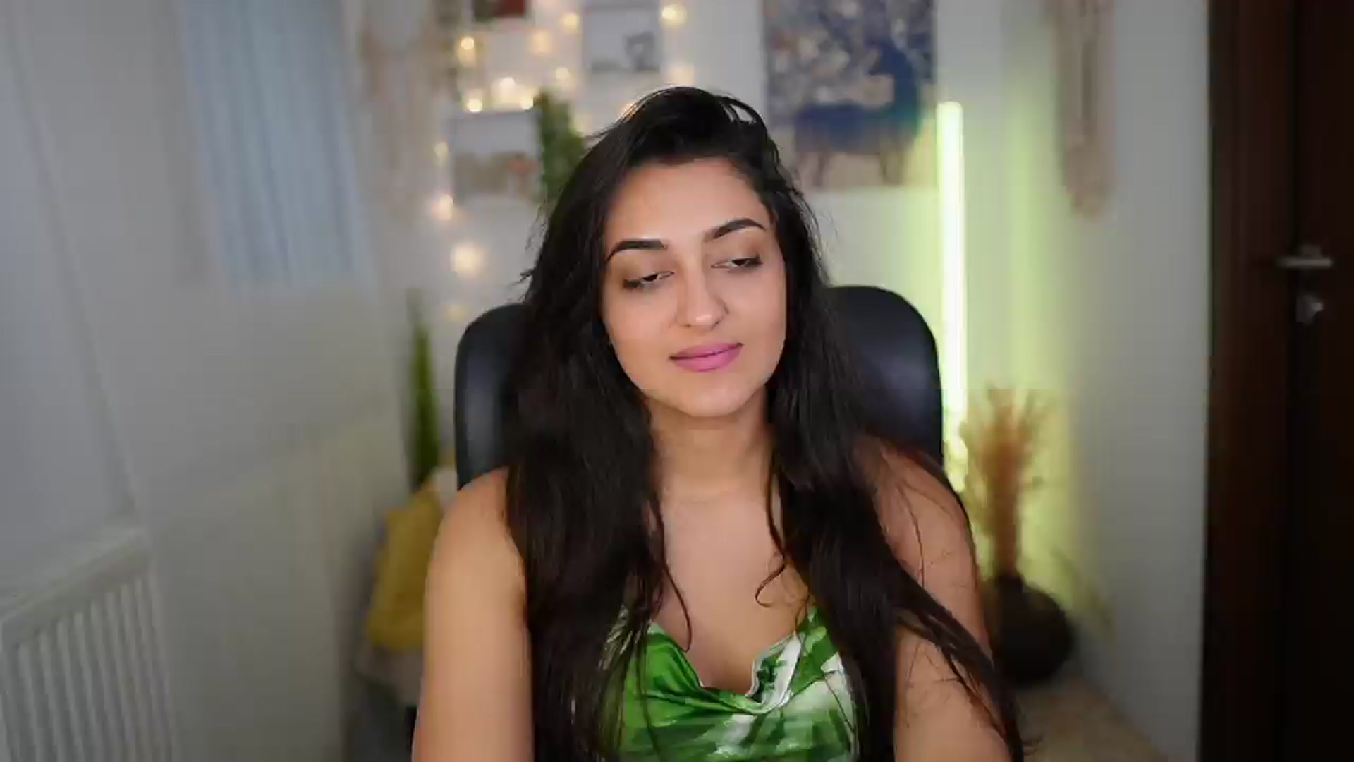 Gallery image thumbnail from Frida_Sante18's myfreecams stream on, 06/25/2024, 18:01 image 7 of 20