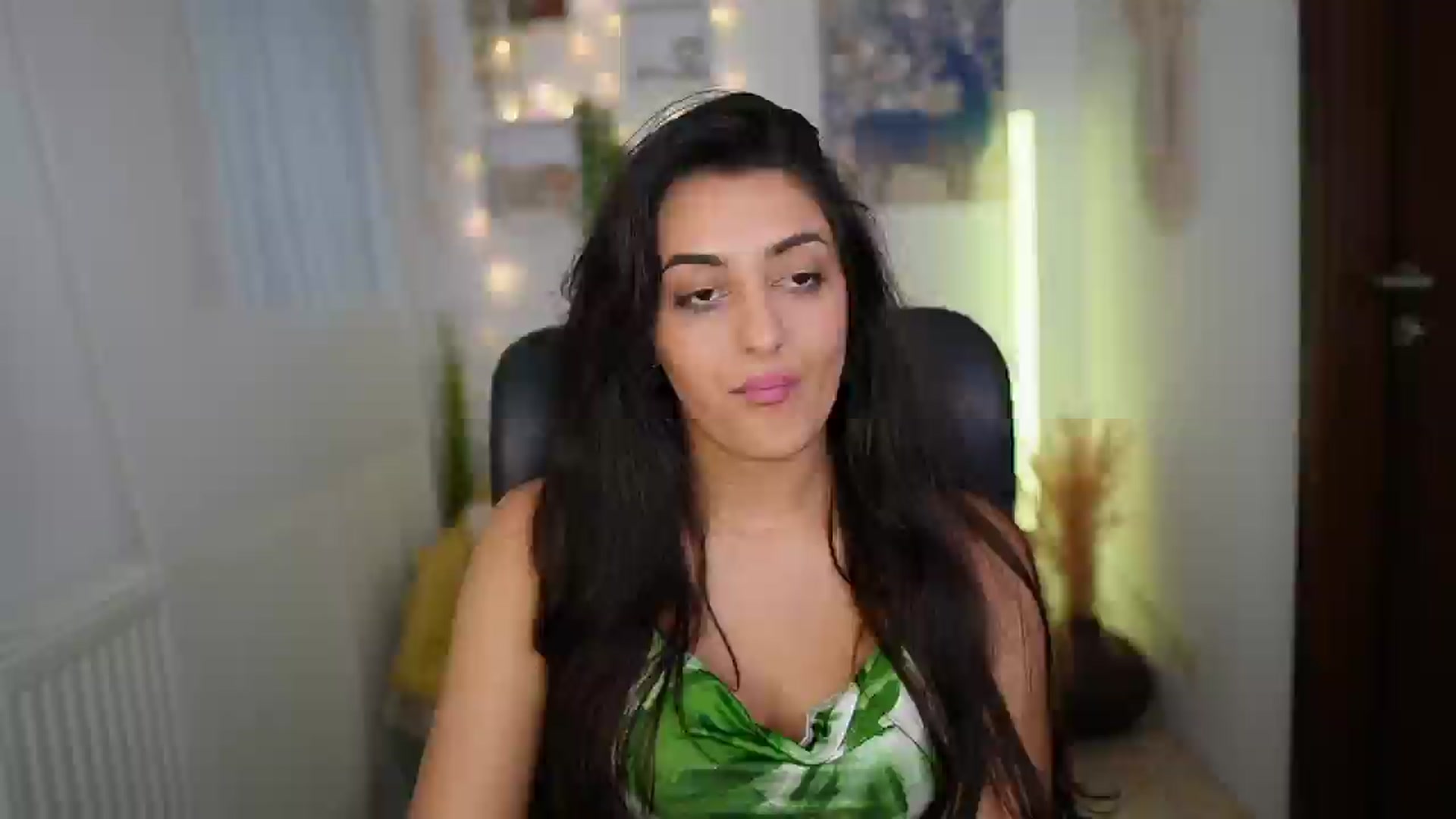Gallery image thumbnail from Frida_Sante18's myfreecams stream on, 06/25/2024, 18:01 image 6 of 20