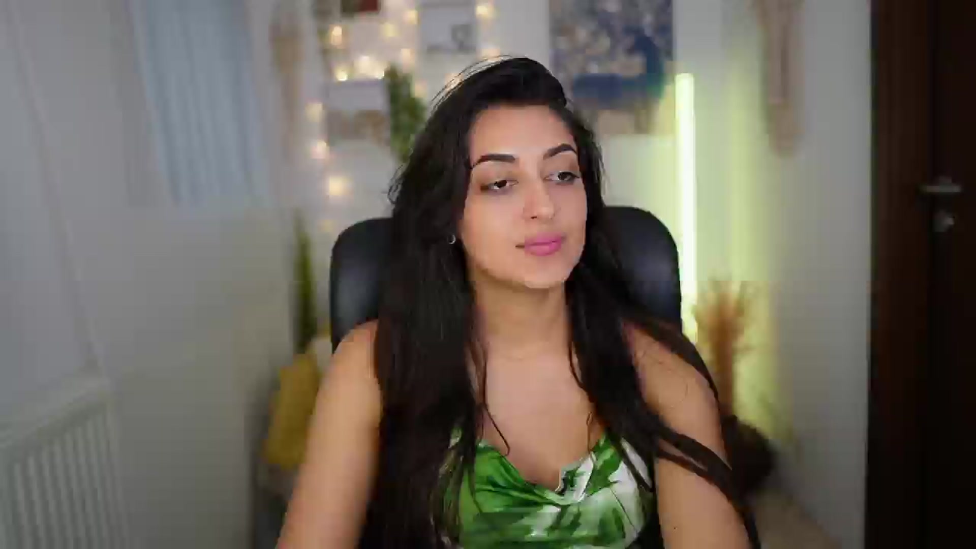 Gallery image thumbnail from Frida_Sante18's myfreecams stream on, 06/25/2024, 18:01 image 5 of 20