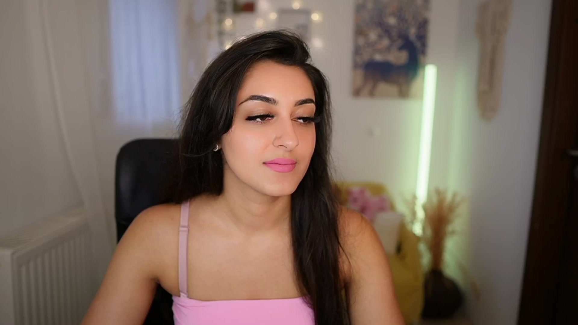 Gallery image thumbnail from Frida_Sante18's myfreecams stream on, 06/26/2024, 14:37 image 6 of 20