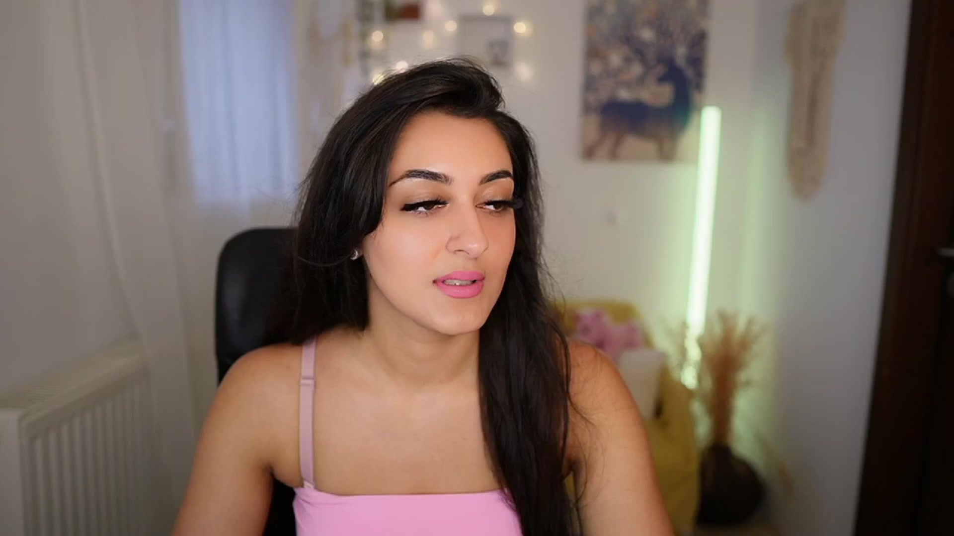Gallery image thumbnail from Frida_Sante18's myfreecams stream on, 06/26/2024, 14:37 image 7 of 20