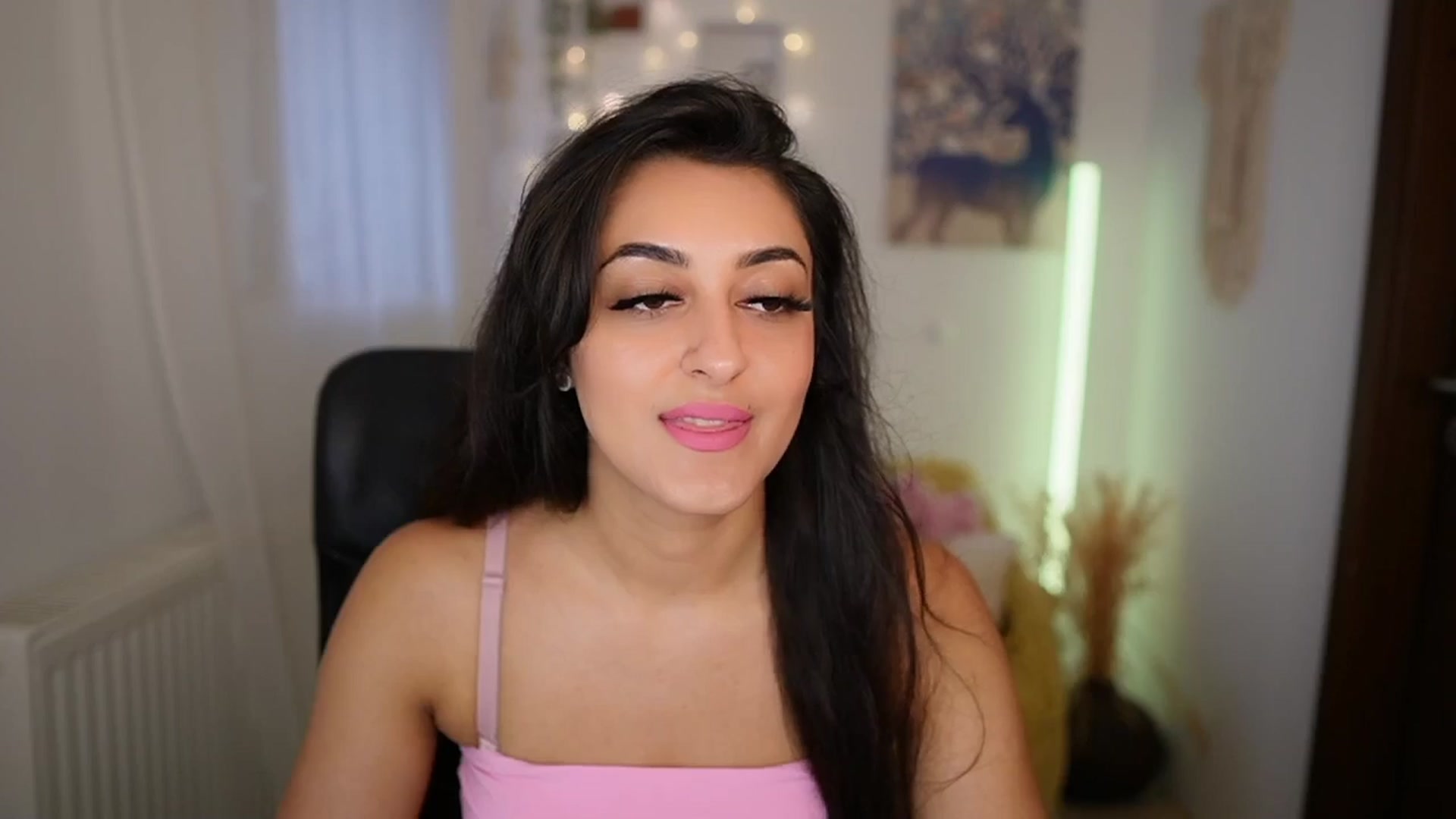 Gallery image thumbnail from Frida_Sante18's myfreecams stream on, 06/26/2024, 14:37 image 9 of 20