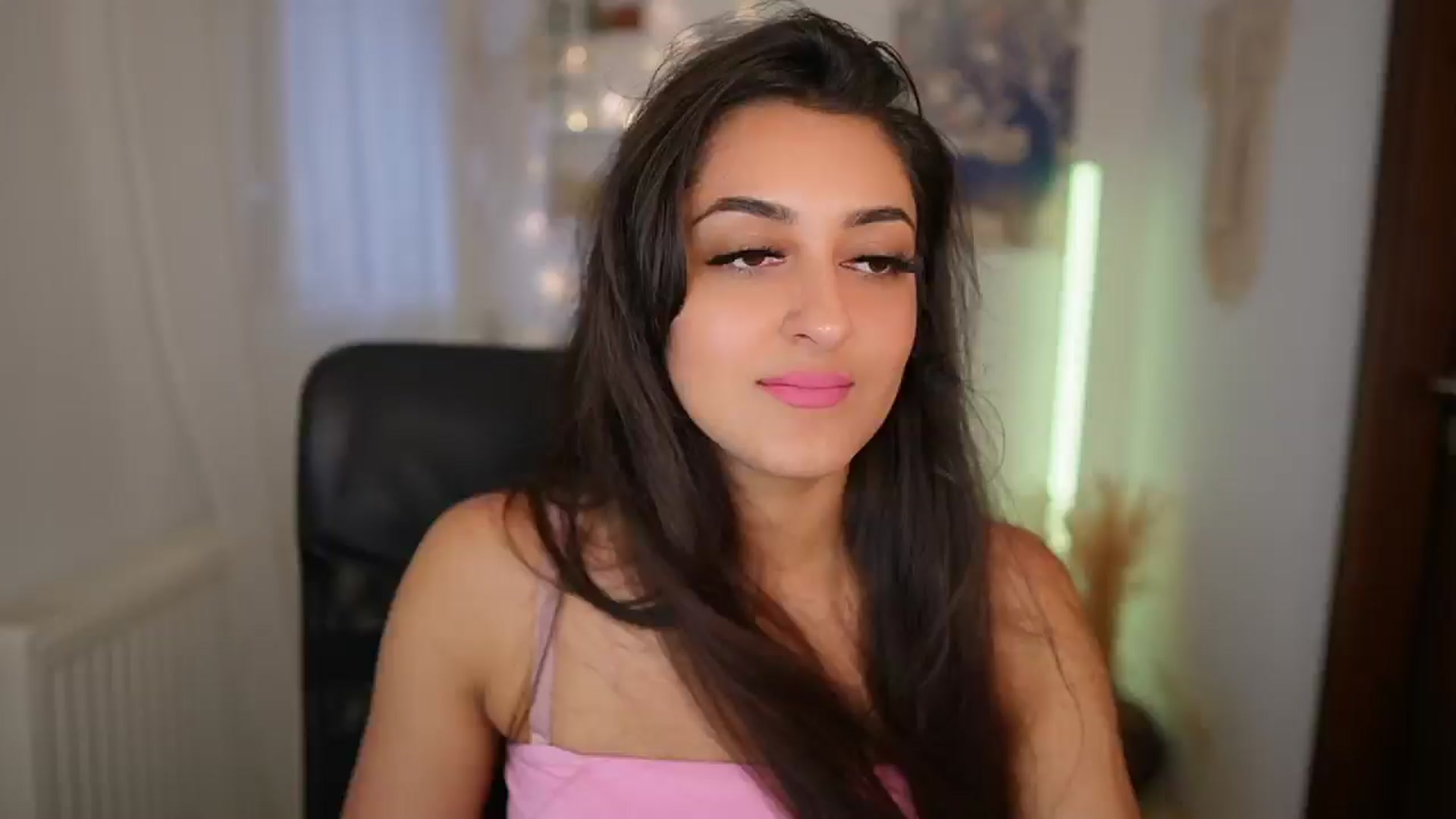 Gallery image thumbnail from Frida_Sante18's myfreecams stream on, 06/26/2024, 14:37 image 18 of 20