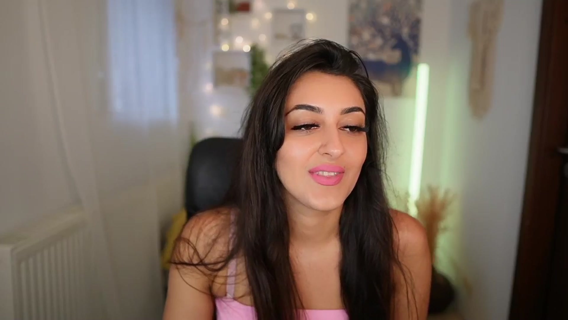 Gallery image thumbnail from Frida_Sante18's myfreecams stream on, 06/26/2024, 15:01 image 10 of 20