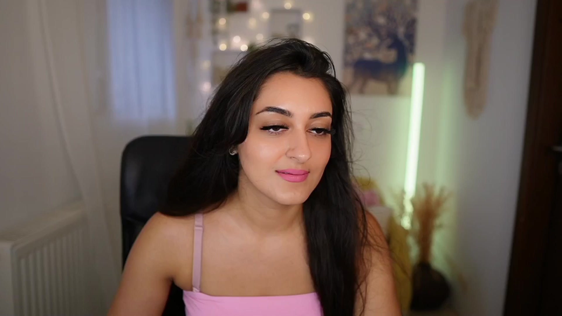 Gallery image thumbnail from Frida_Sante18's myfreecams stream on, 06/26/2024, 15:01 image 5 of 20