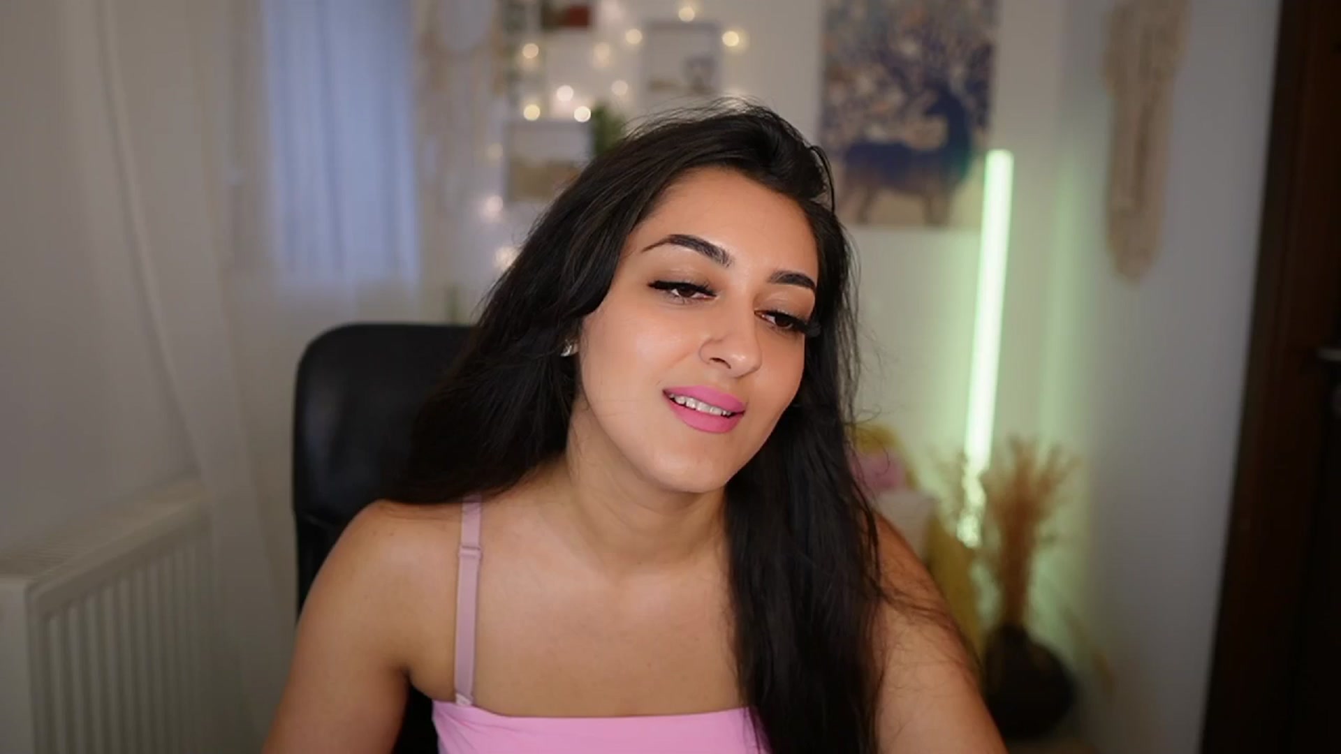 Gallery image thumbnail from Frida_Sante18's myfreecams stream on, 06/26/2024, 15:01 image 3 of 20