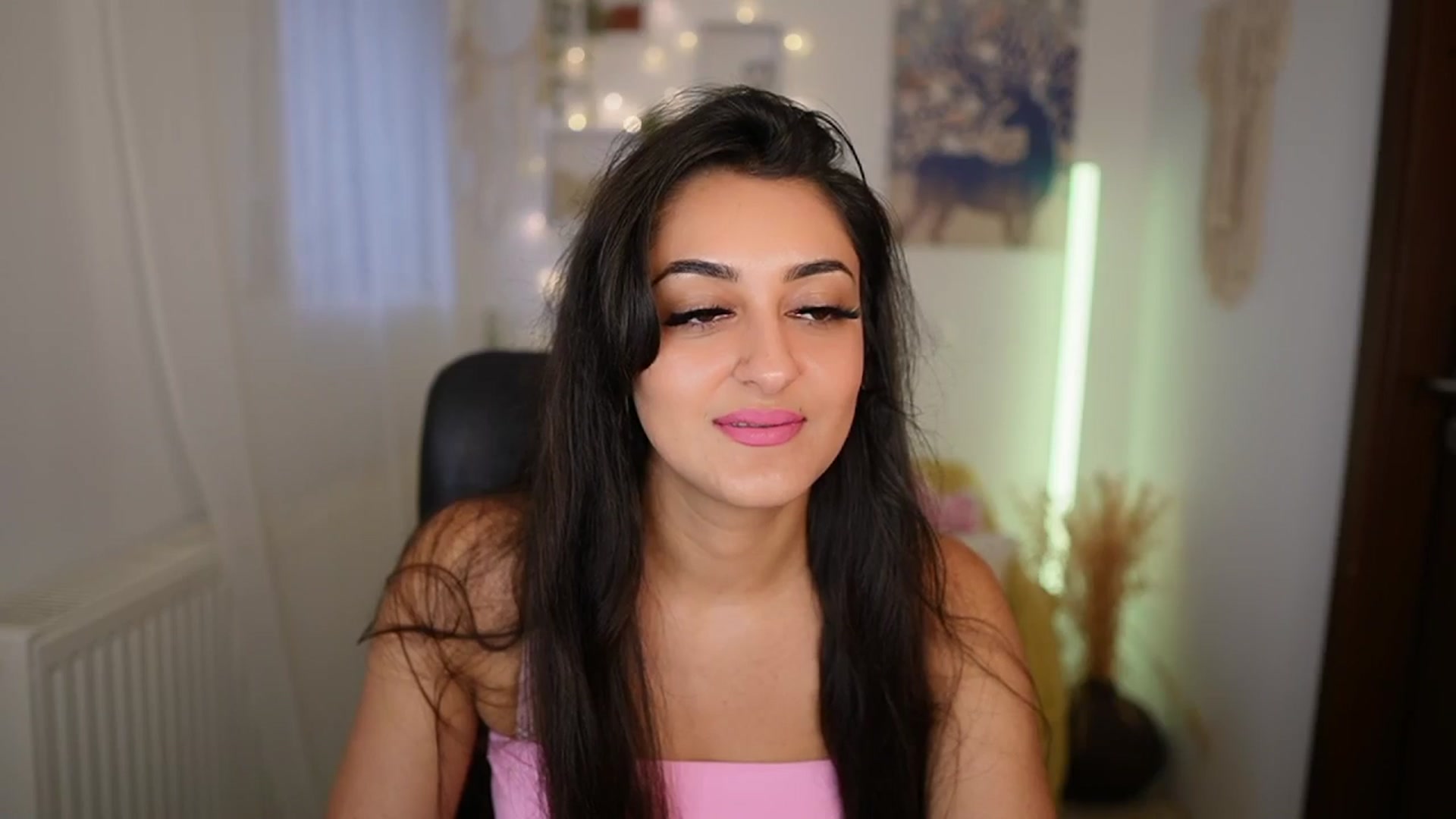 Gallery image thumbnail from Frida_Sante18's myfreecams stream on, 06/26/2024, 15:01 image 7 of 20