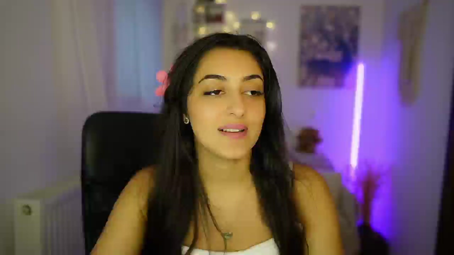 Gallery image thumbnail from Frida_Sante18's myfreecams stream on, 06/28/2024, 17:00 image 9 of 20