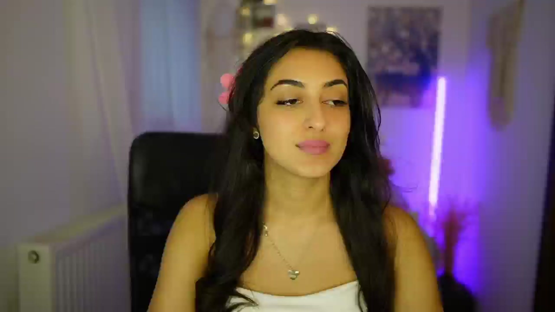 Gallery image thumbnail from Frida_Sante18's myfreecams stream on, 06/28/2024, 17:00 image 3 of 20