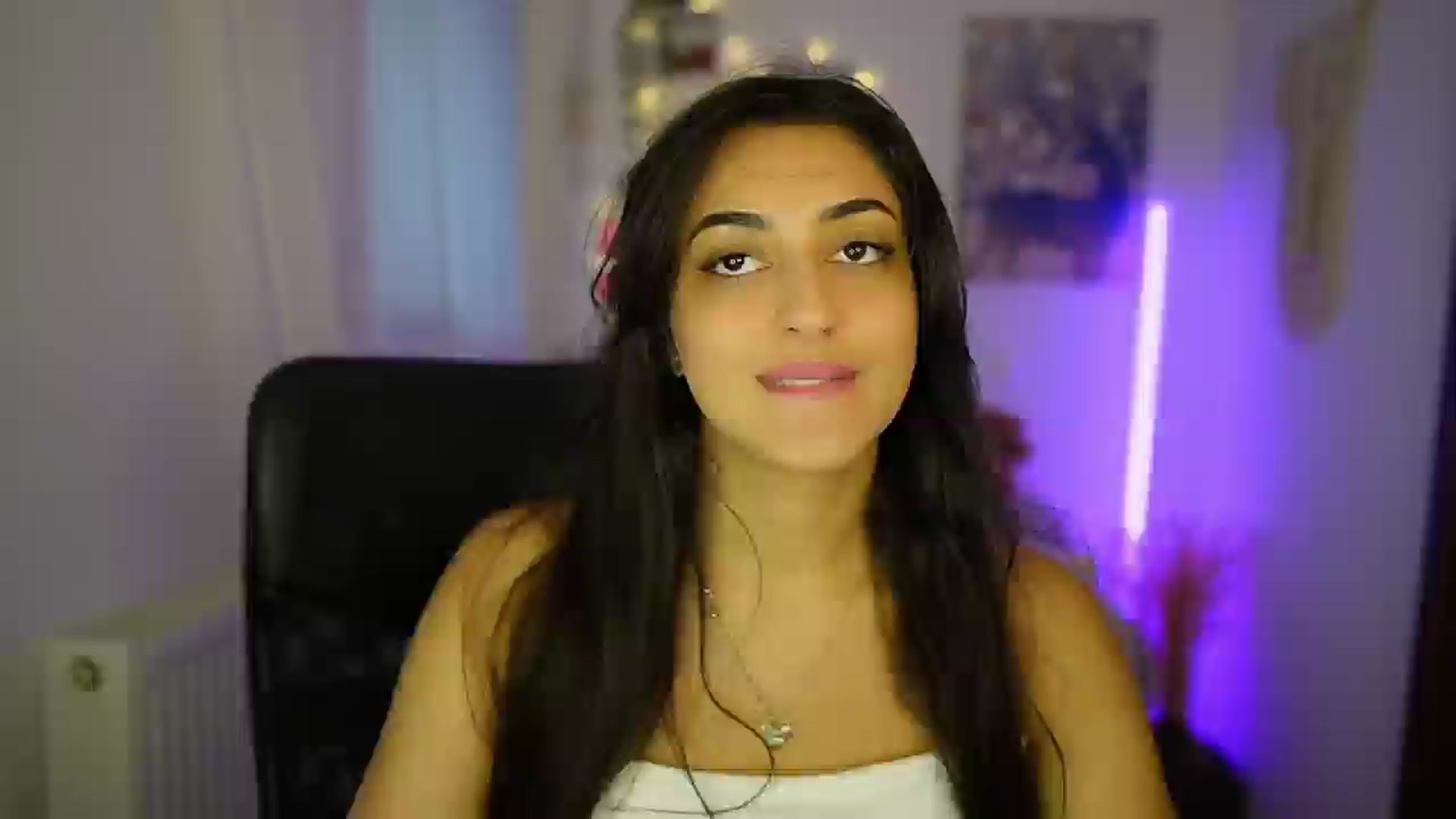 Gallery image thumbnail from Frida_Sante18's myfreecams stream on, 06/28/2024, 17:00 image 11 of 20