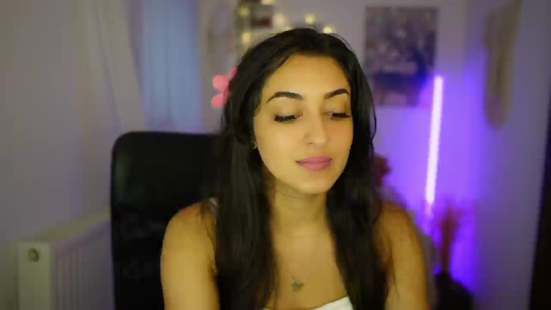 Gallery image thumbnail from Frida_Sante18's myfreecams stream on, 06/28/2024, 17:00 image 6 of 20