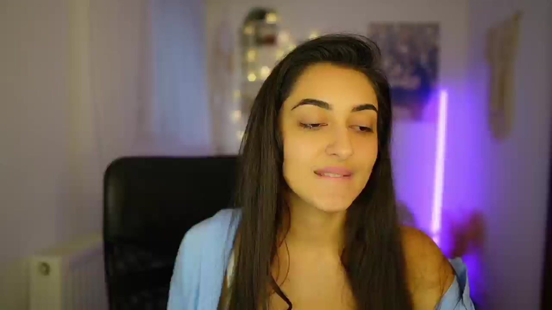 Gallery image thumbnail from Frida_Sante18's myfreecams stream on, 07/04/2024, 16:35 image 4 of 20