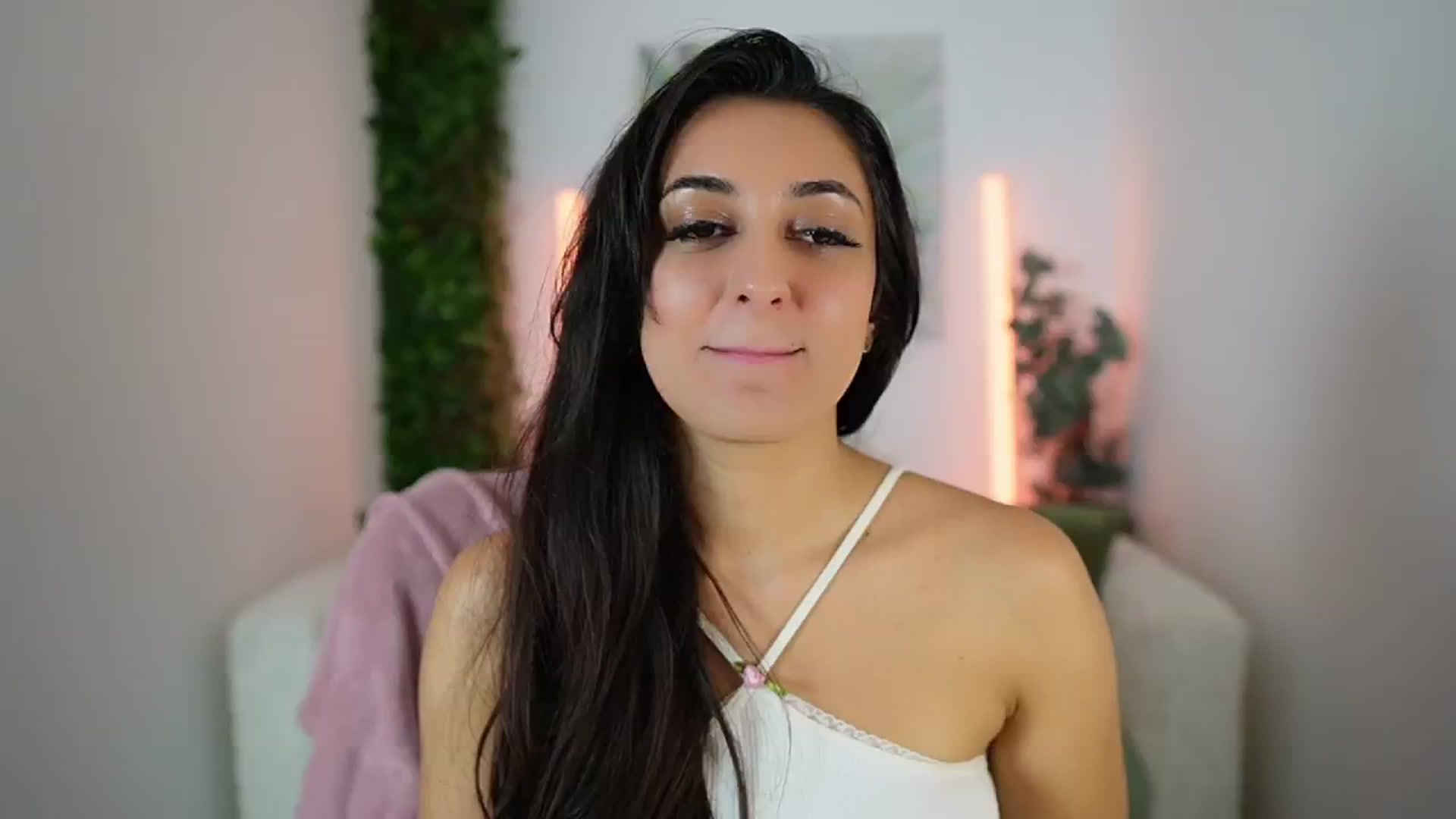 Gallery image thumbnail from Frida_Sante18's myfreecams stream on, 08/05/2024, 11:48 image 18 of 20