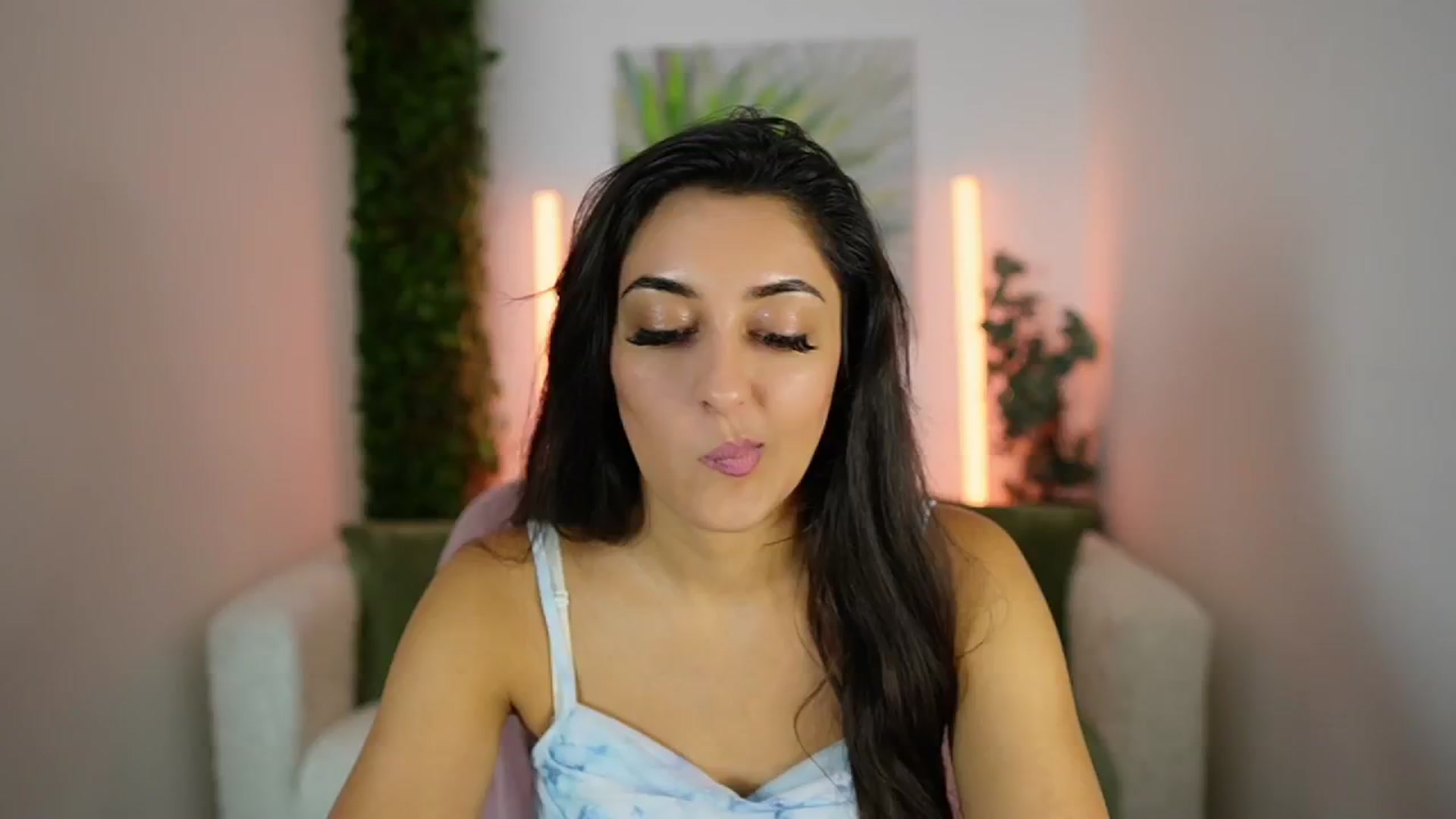 Gallery image thumbnail from Frida_Sante18's myfreecams stream on, 08/08/2024, 10:01 image 6 of 20