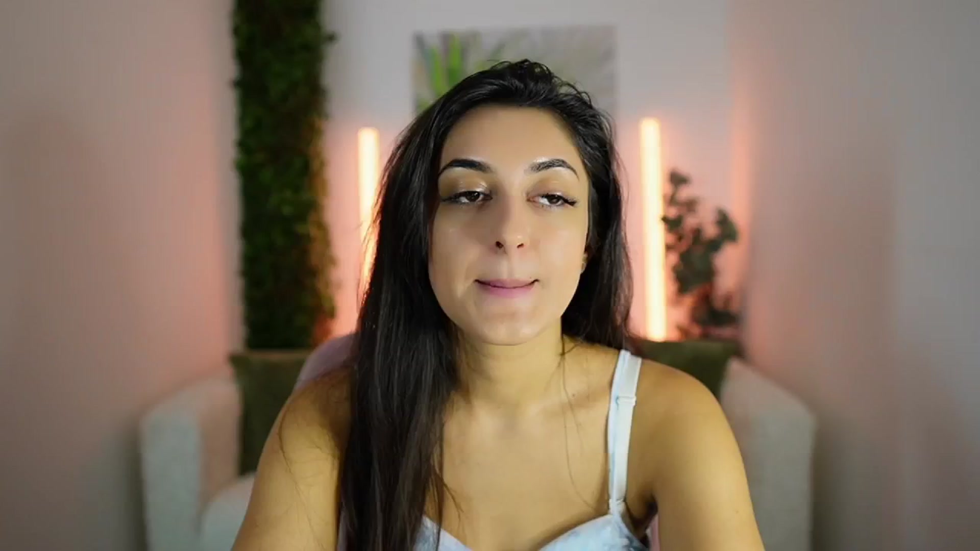 Gallery image thumbnail from Frida_Sante18's myfreecams stream on, 08/08/2024, 11:22 image 5 of 20