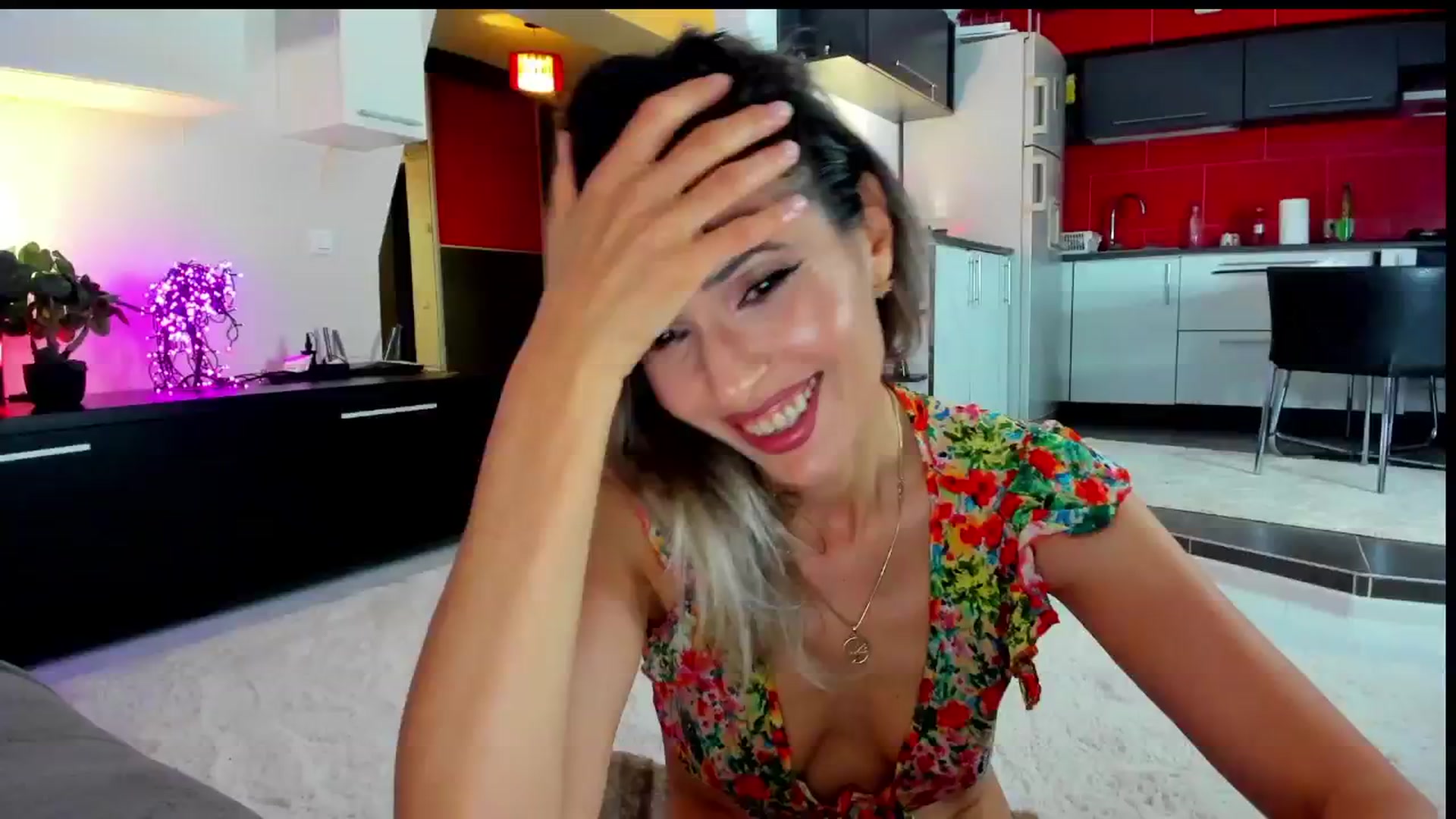 Gallery image thumbnail from FridayFunLady's myfreecams stream on, 06/07/2024, 22:11 image 6 of 20