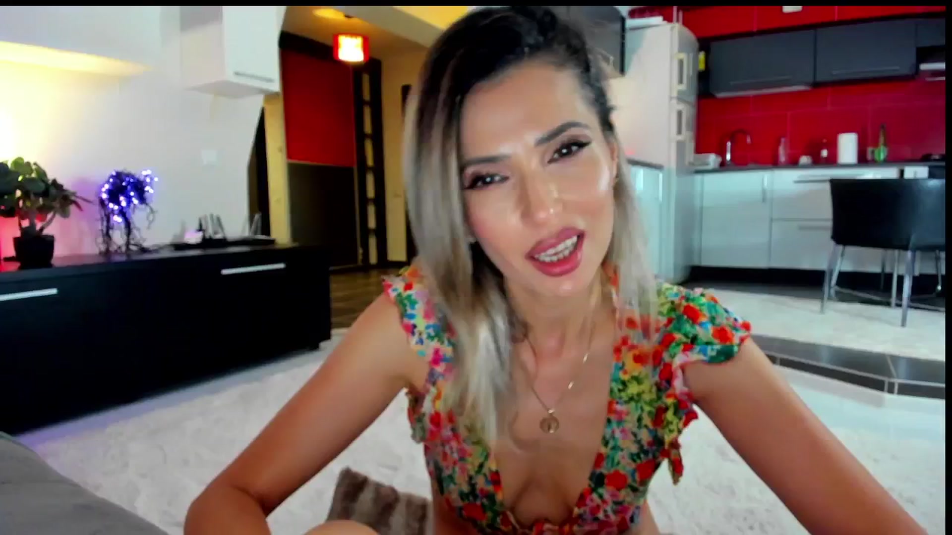 Gallery image thumbnail from FridayFunLady's myfreecams stream on, 06/07/2024, 22:11 image 9 of 20