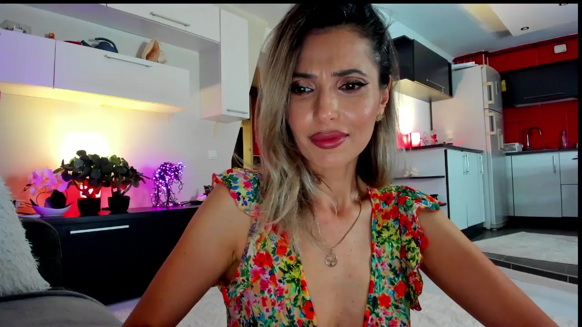Gallery image thumbnail from FridayFunLady's myfreecams stream on, 06/07/2024, 22:11 image 13 of 20