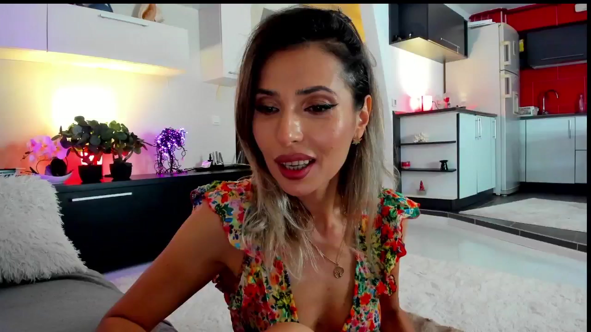 Gallery image thumbnail from FridayFunLady's myfreecams stream on, 06/08/2024, 01:46 image 8 of 20