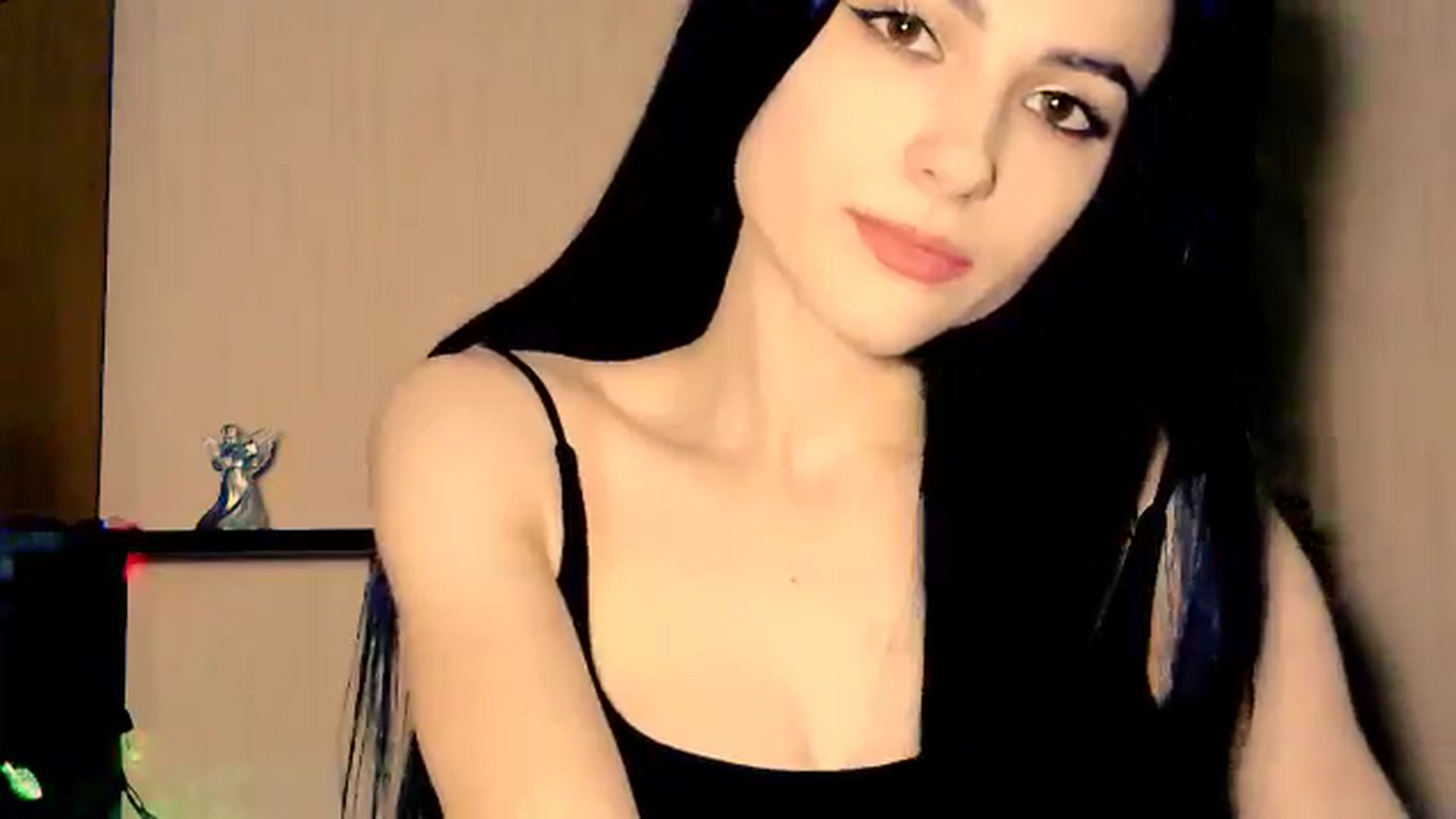 Gallery image thumbnail from Frioninny's myfreecams stream on, 03/18/2026, 20:35 image 19 of 20