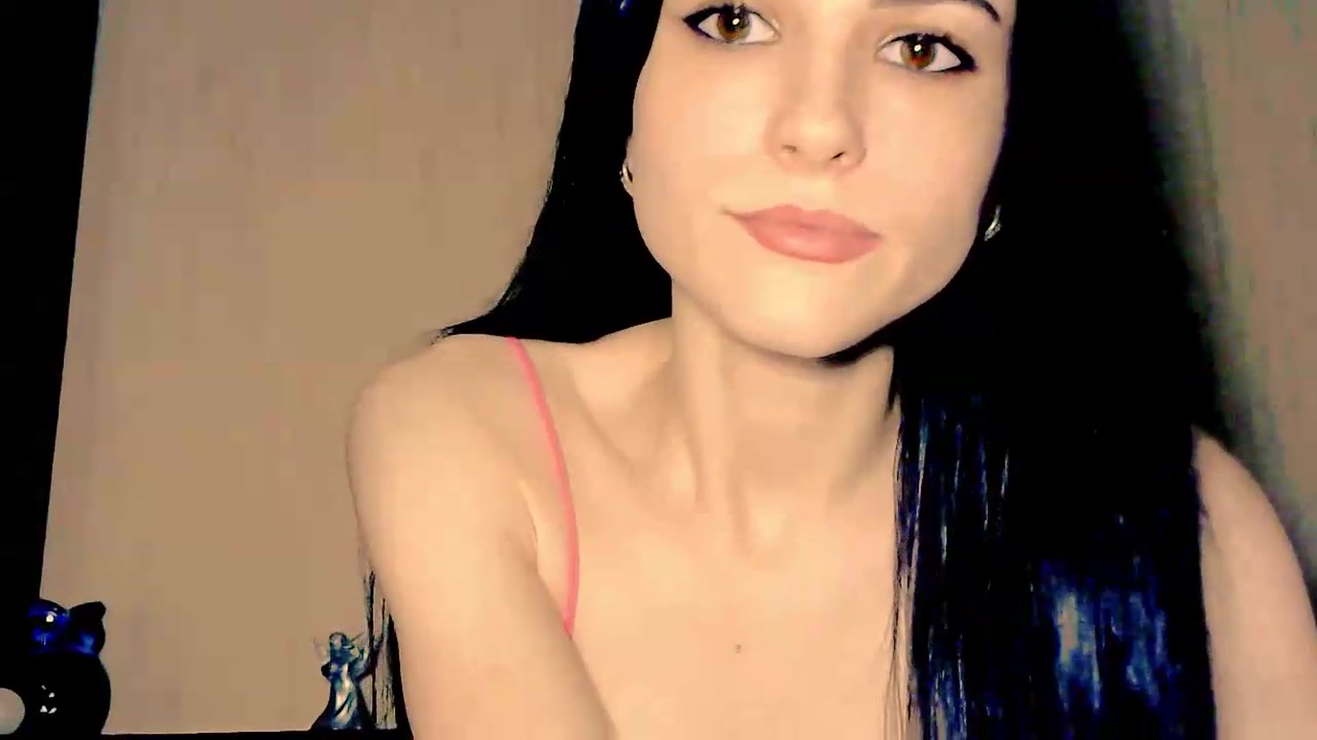 Gallery image thumbnail from Frioninny's myfreecams stream on, 05/15/2026, 21:37 image 4 of 20